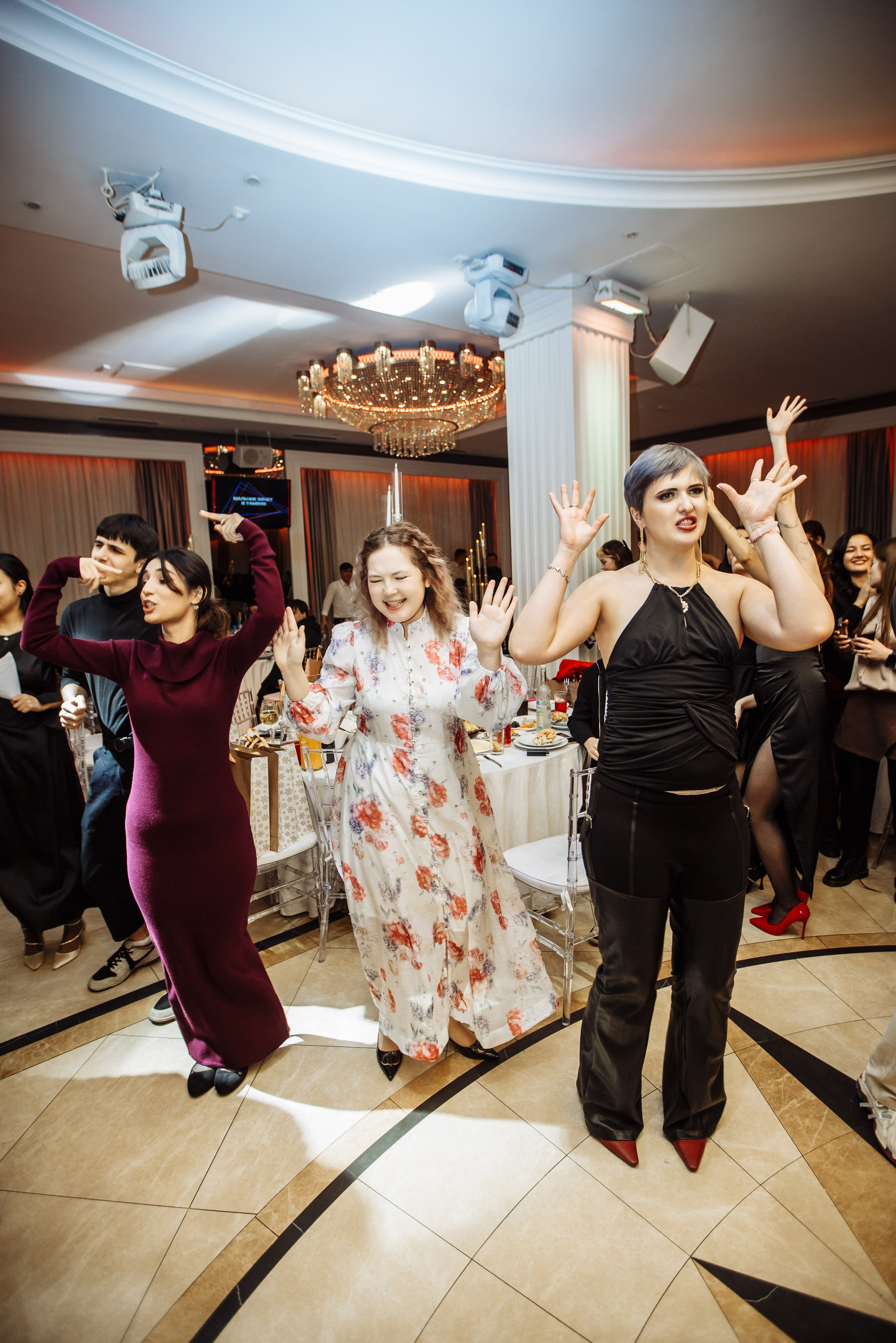 Новогодний корпоратив в самом разгаре, фотограф видеограф забронировать можно на этой странице по Москве и области