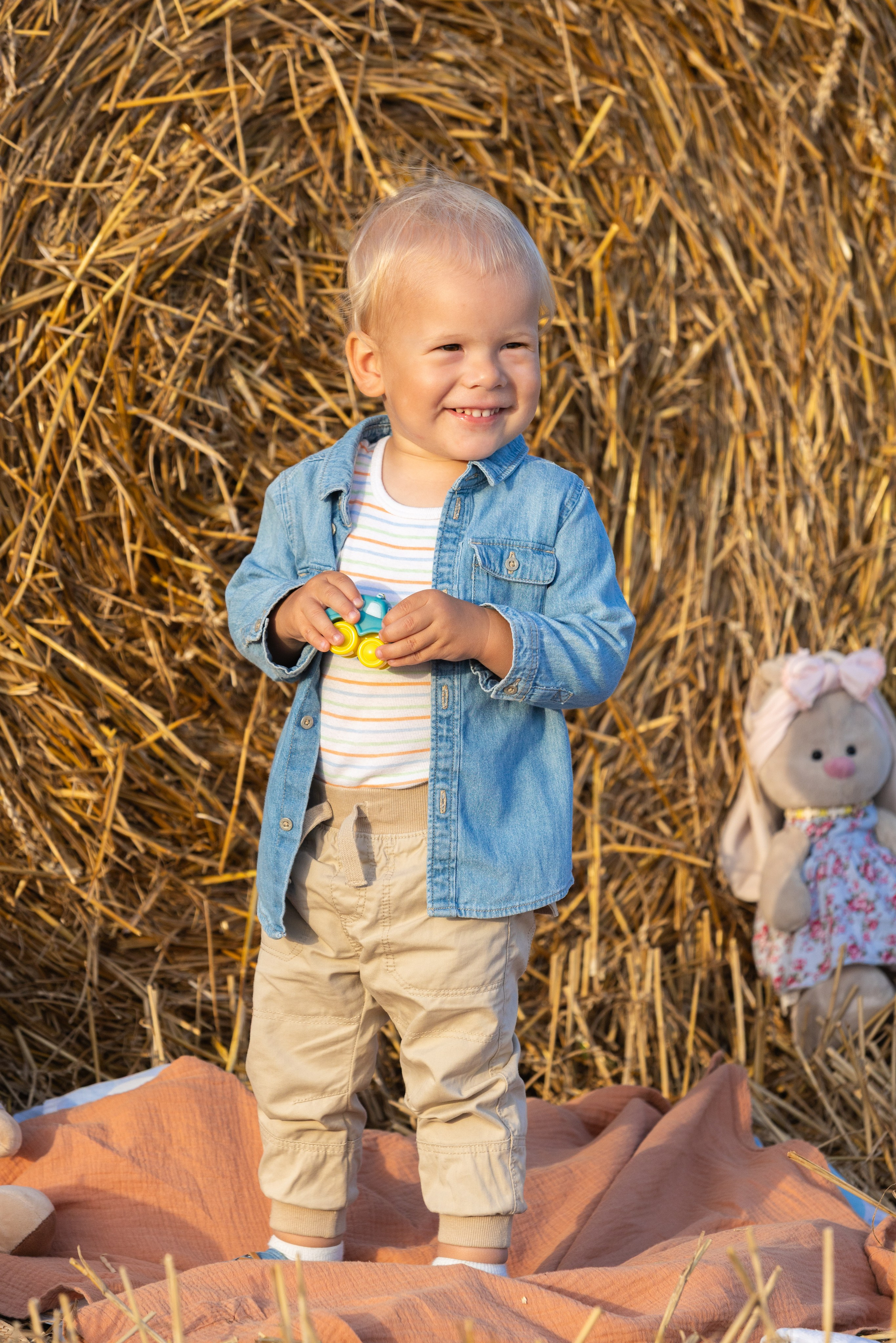 Семейная фотосъемка в поле в катушках соломы. Профессиональный интерьерный и репортажный фотограф Минск и РБ. Максим Орлов
