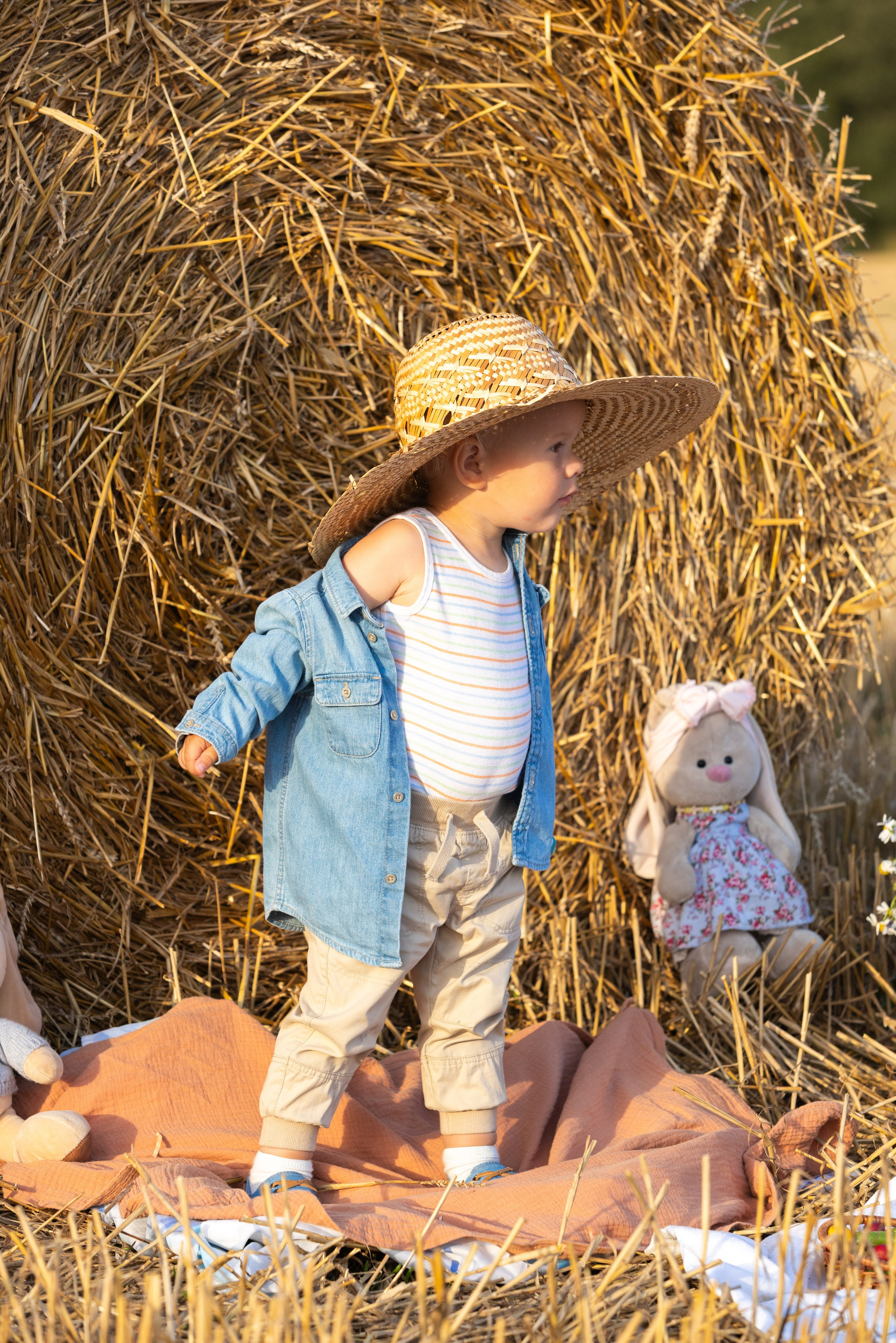 Семейная фотосъемка в поле в катушках соломы. Профессиональный интерьерный и репортажный фотограф Минск и РБ. Максим Орлов