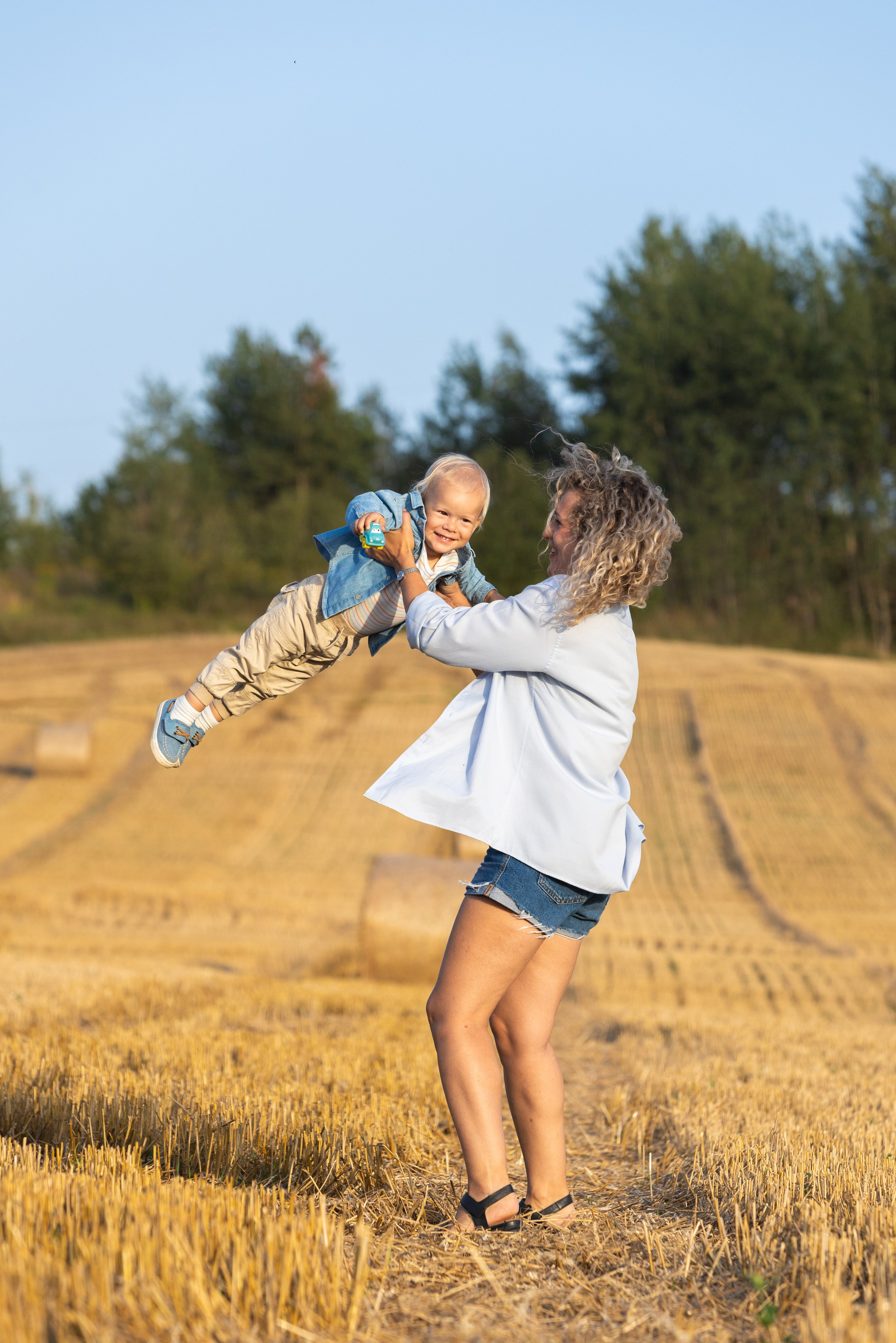 Семейная фотосъемка в поле в катушках соломы. Профессиональный интерьерный и репортажный фотограф Минск и РБ. Максим Орлов