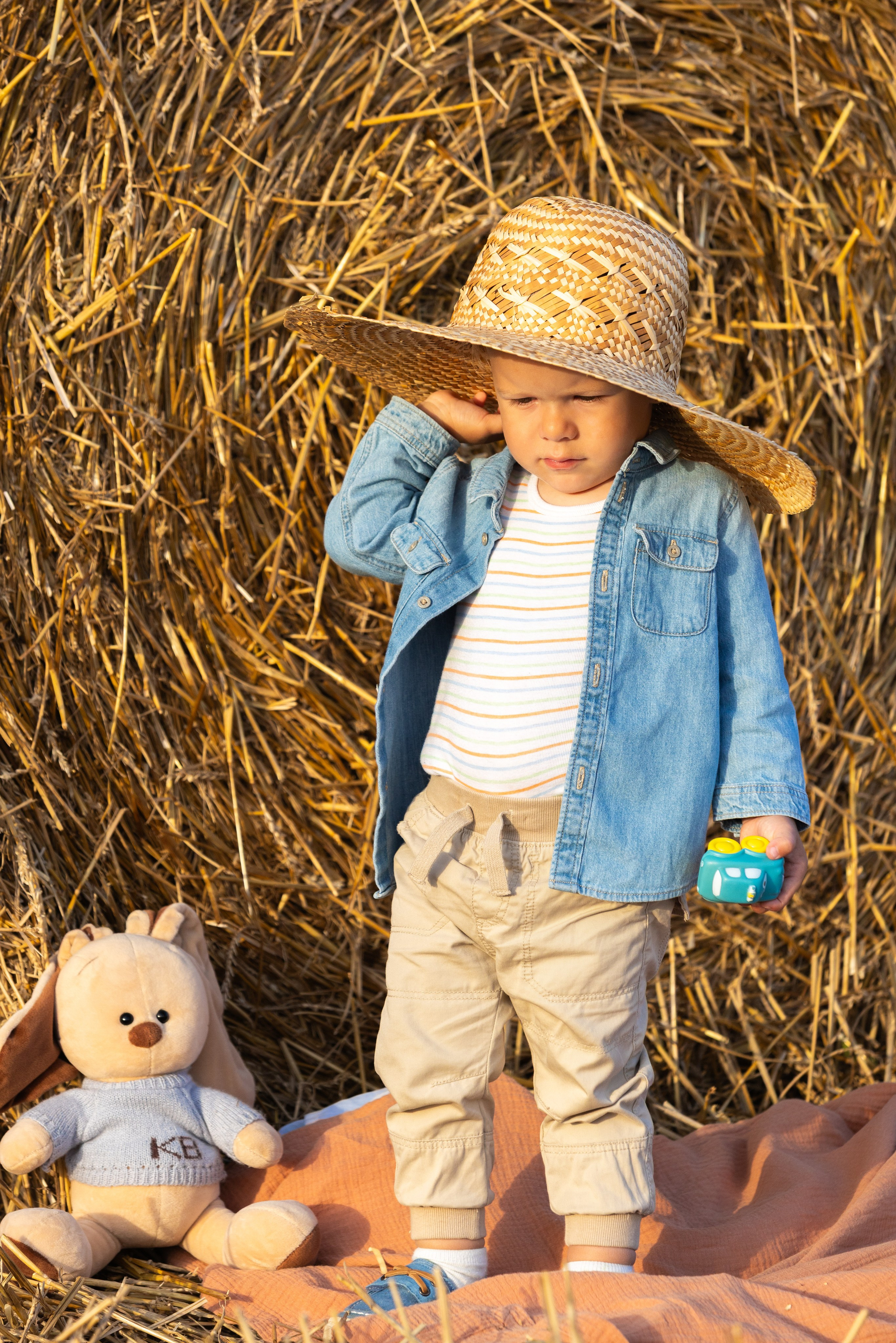 Семейная фотосъемка в поле в катушках соломы. Профессиональный интерьерный и репортажный фотограф Минск и РБ. Максим Орлов