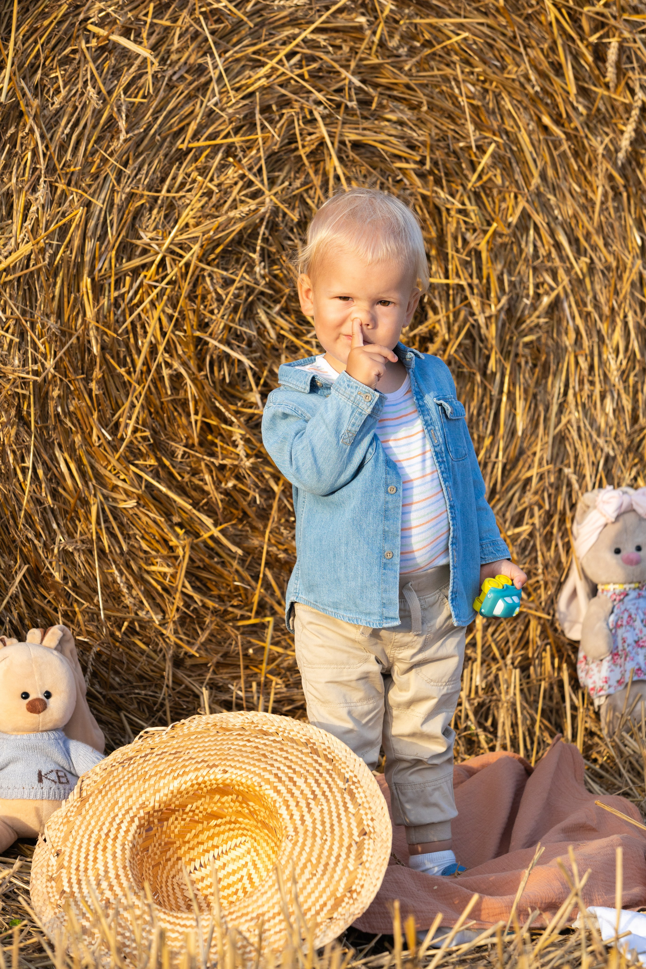 Семейная фотосъемка в поле в катушках соломы. Профессиональный интерьерный и репортажный фотограф Минск и РБ. Максим Орлов