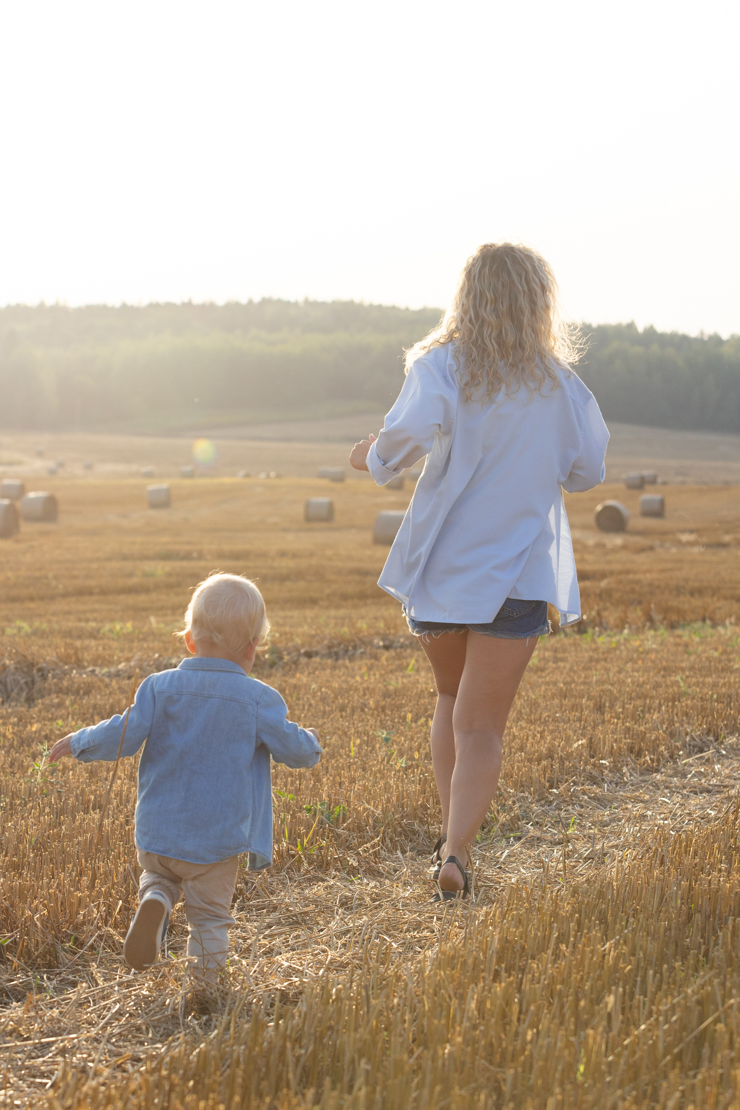 Семейная фотосъемка в поле в катушках соломы. Профессиональный интерьерный и репортажный фотограф Минск и РБ. Максим Орлов