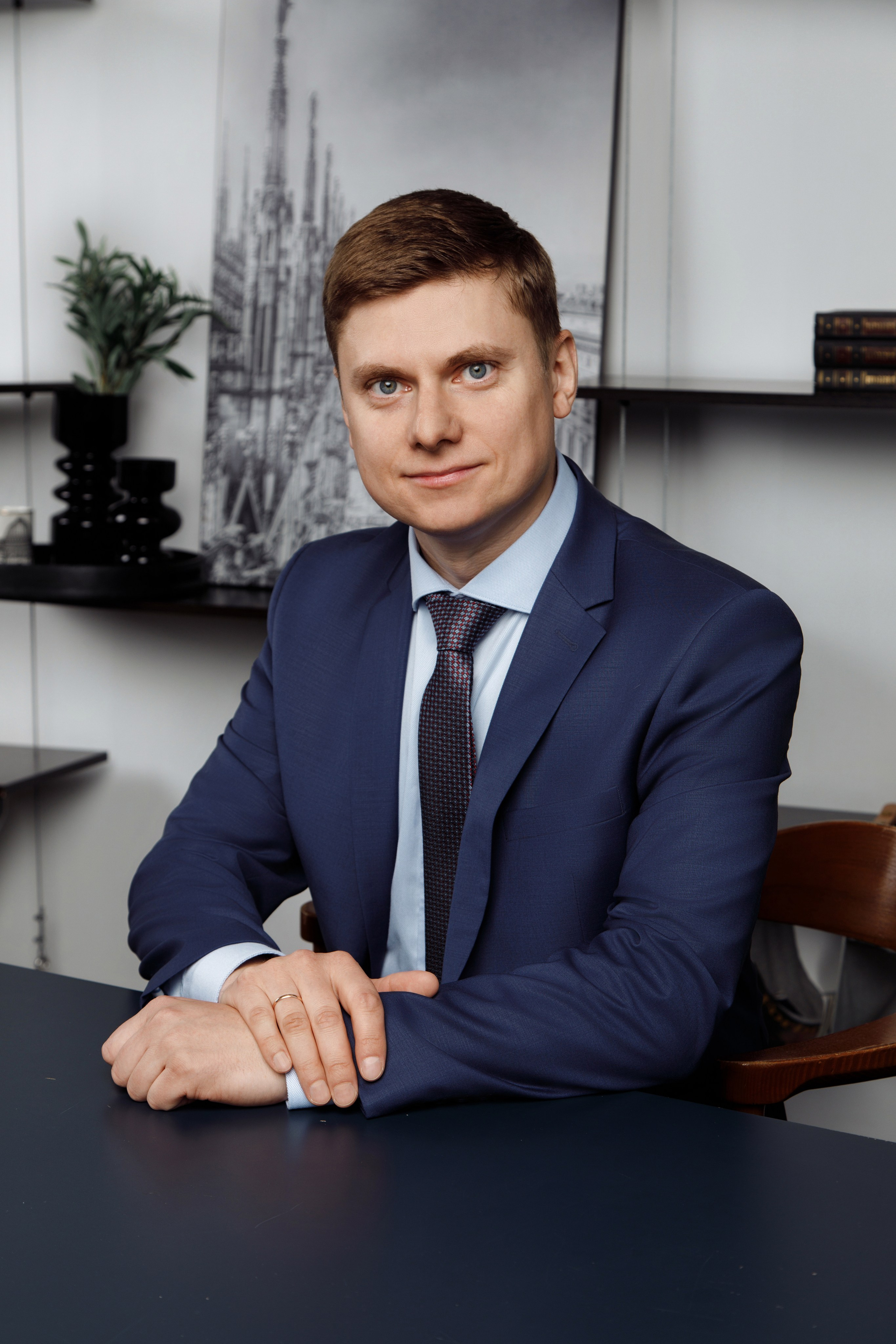 Портрет руководителя за рабочим столом