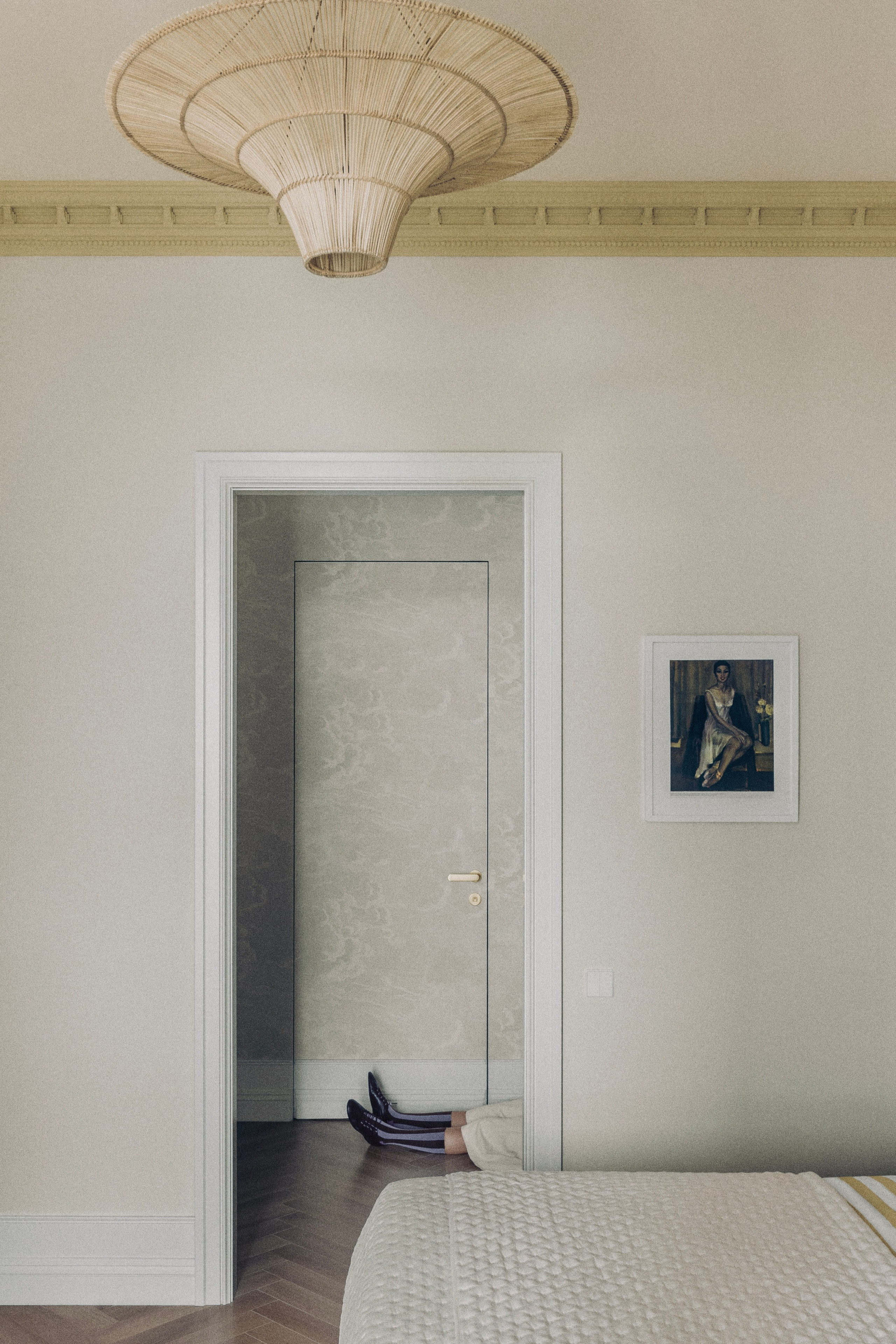 Интерьер спальни с сюрреалистичным элементом, художественная интерьерная съёмка, архитектурная фотография Казахстан, публикация MadWhite