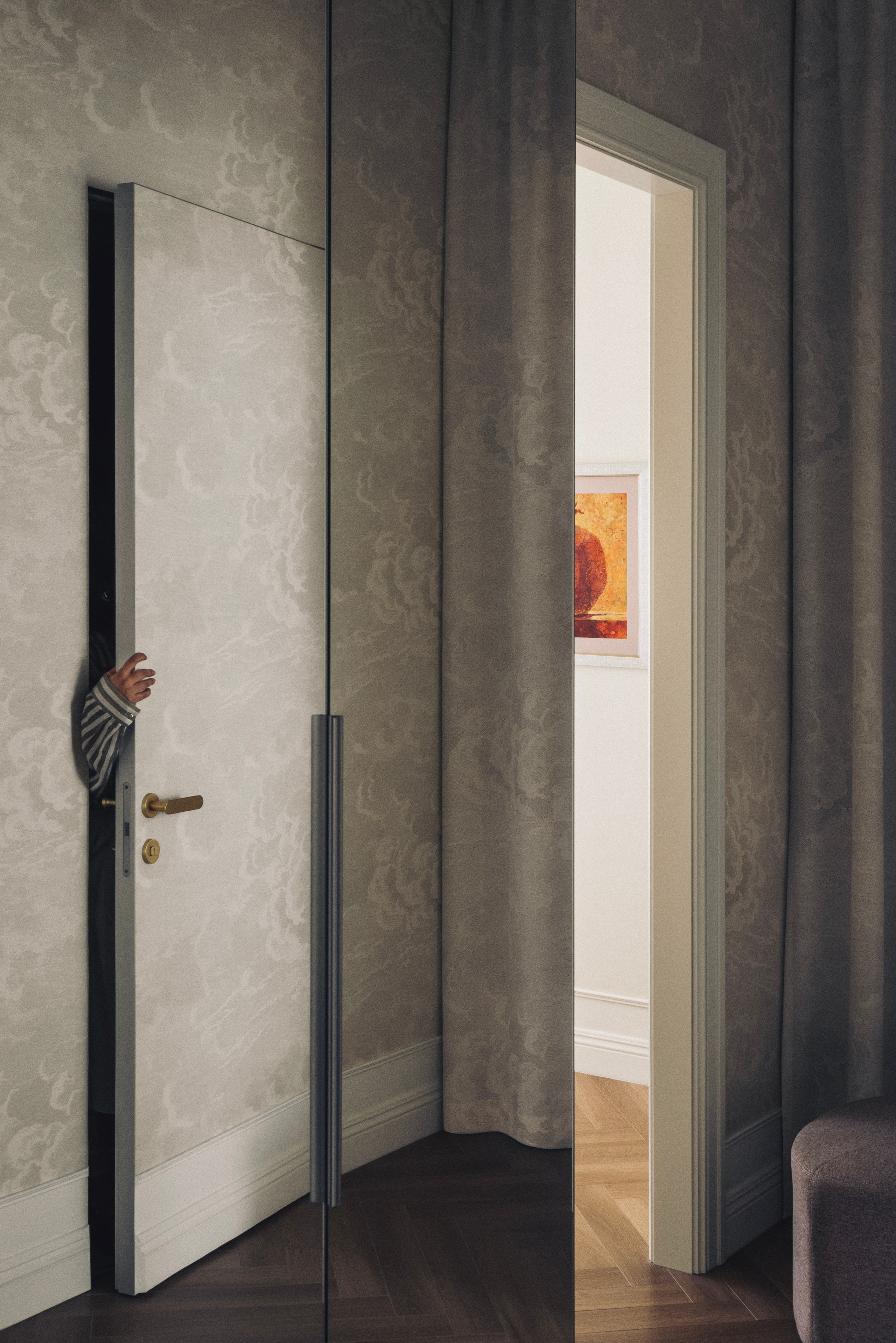 Интерьер с зеркалом и дверью, концептуальная интерьерная фотография, съёмка интерьера Казахстан, публикация MadWhite