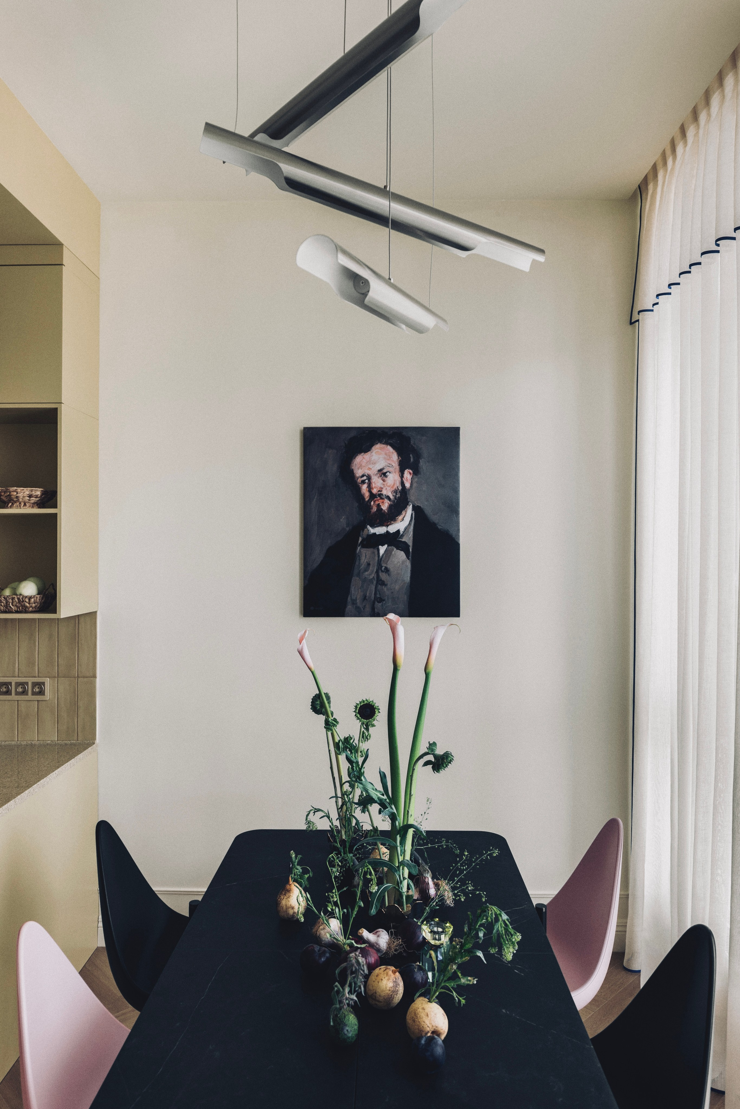 Интерьер столовой с дизайнерской мебелью и искусством, интерьерная съёмка квартиры в Астане, архитектурный фотограф Казахстан, MadWhite публикация