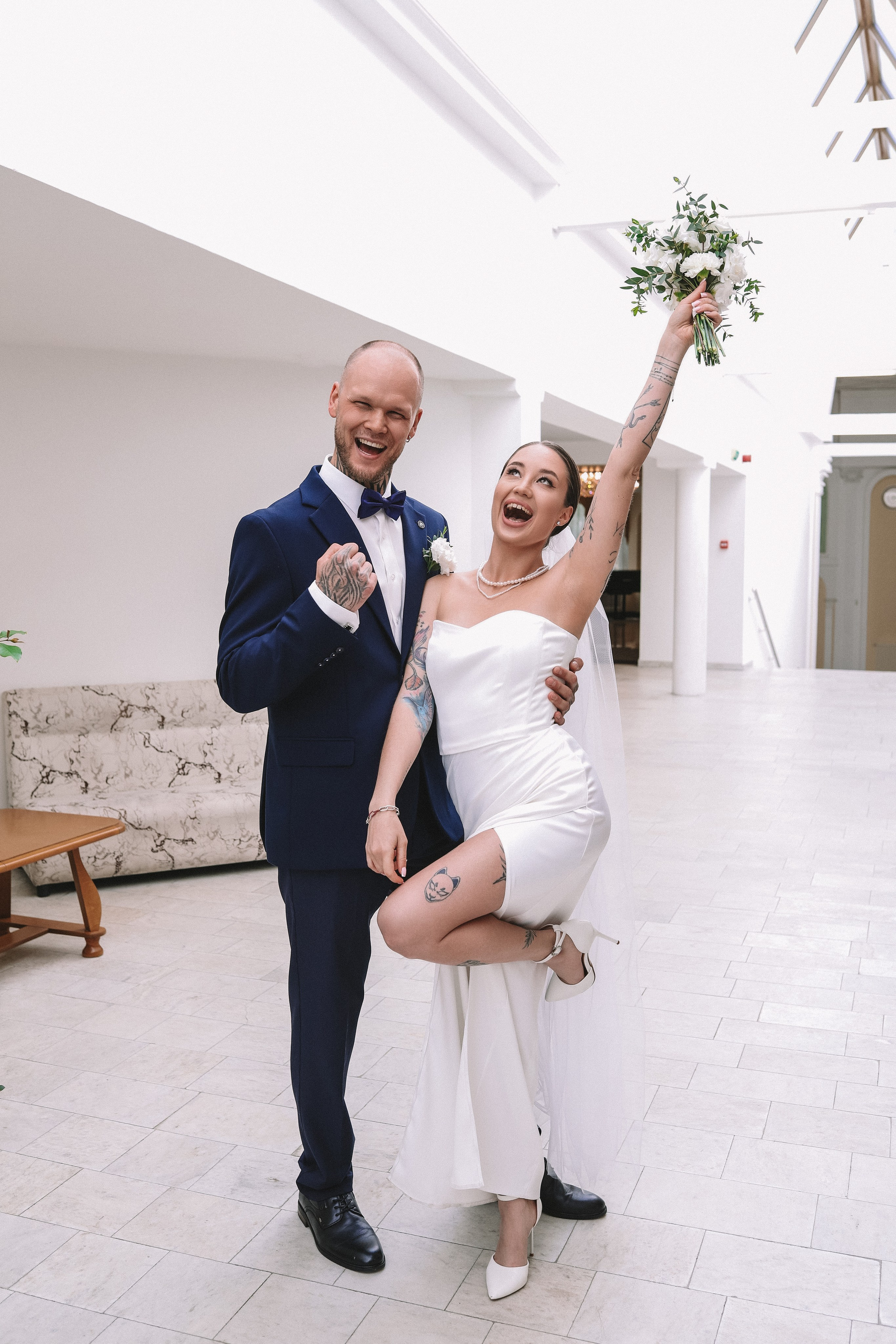 Довольные молодожёны в дворче бракосочетания