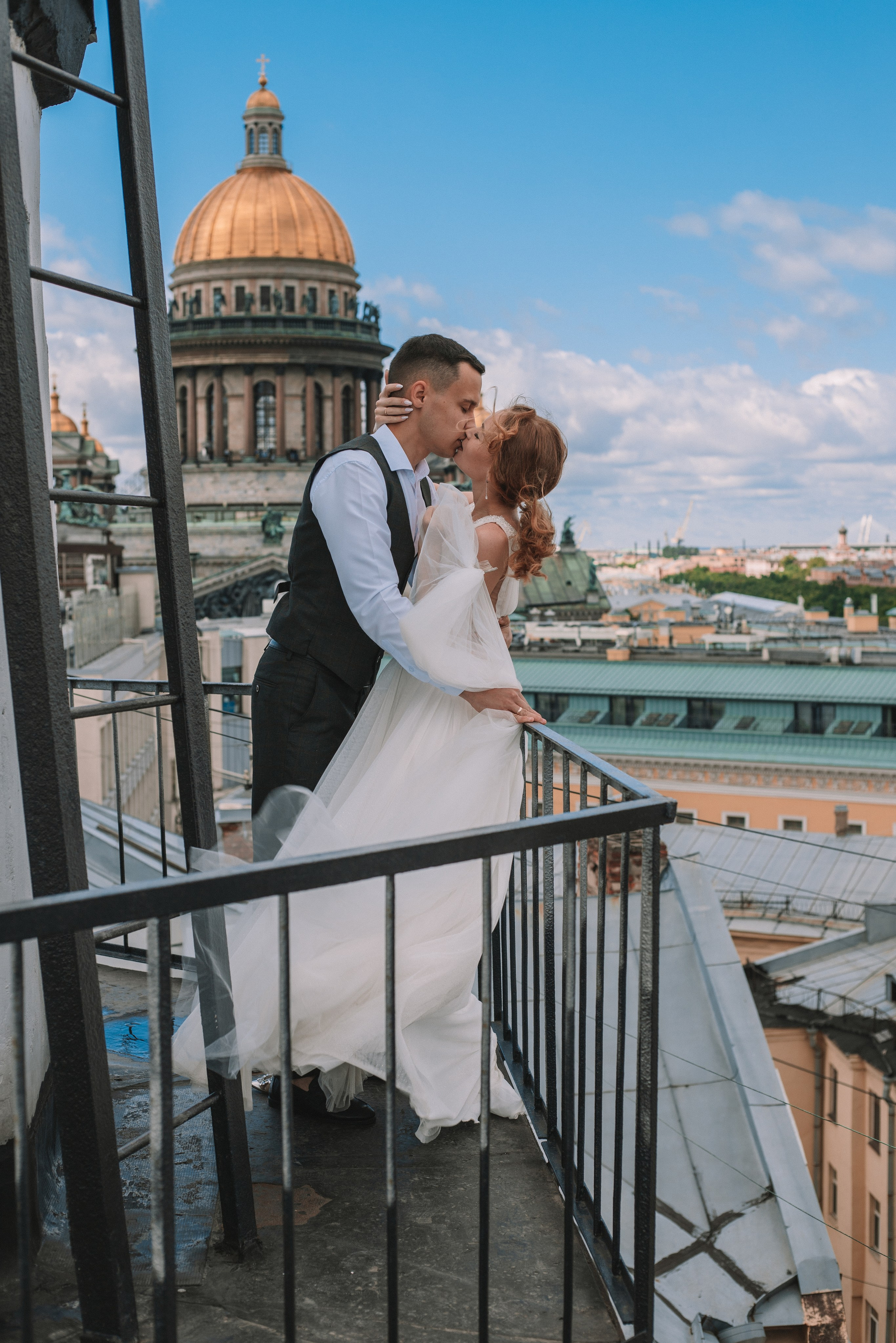 Свадебная фотосессия в Санкт-Петербурге на фоне Исаакиевского собора