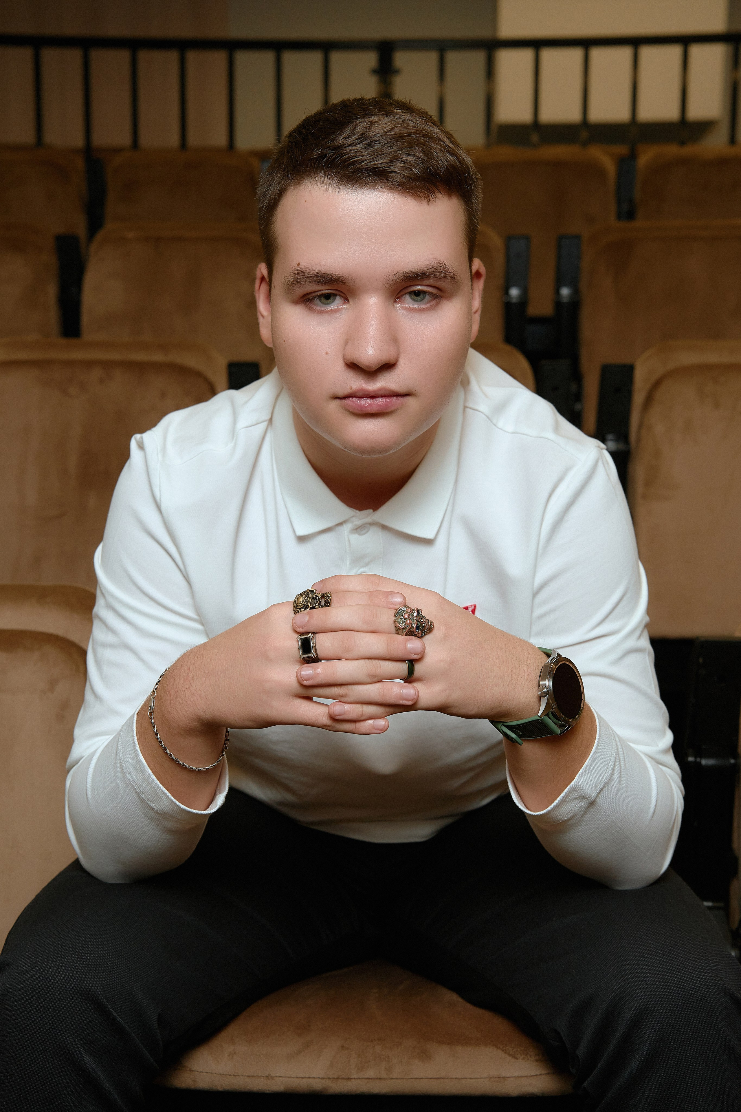 Локации для съёмки фото на школьные выпускные альбомы. Выпускные альбомы в Губкине. Фотограф Евгений Брюхович