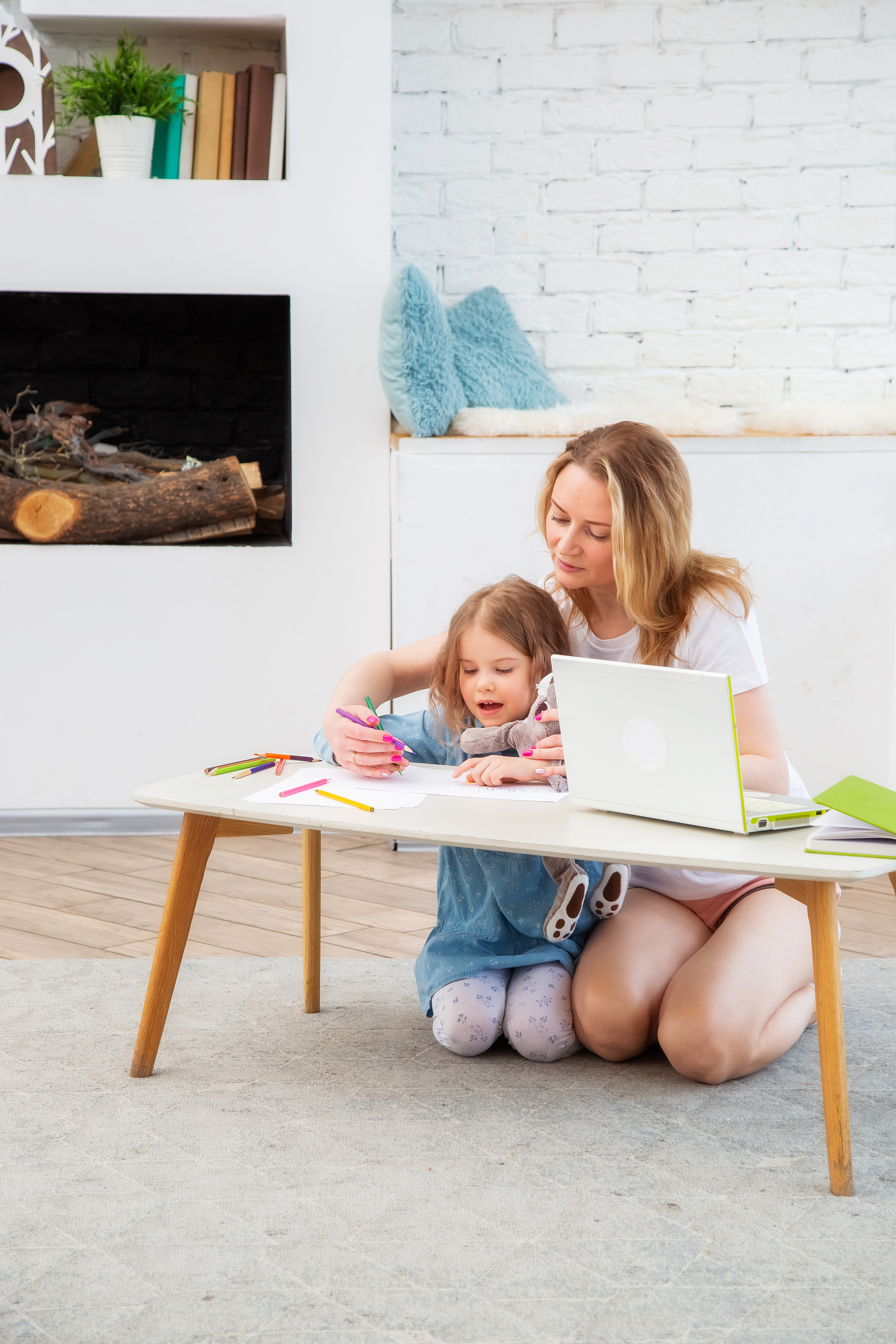 Мама с дочкой рисуют за столом