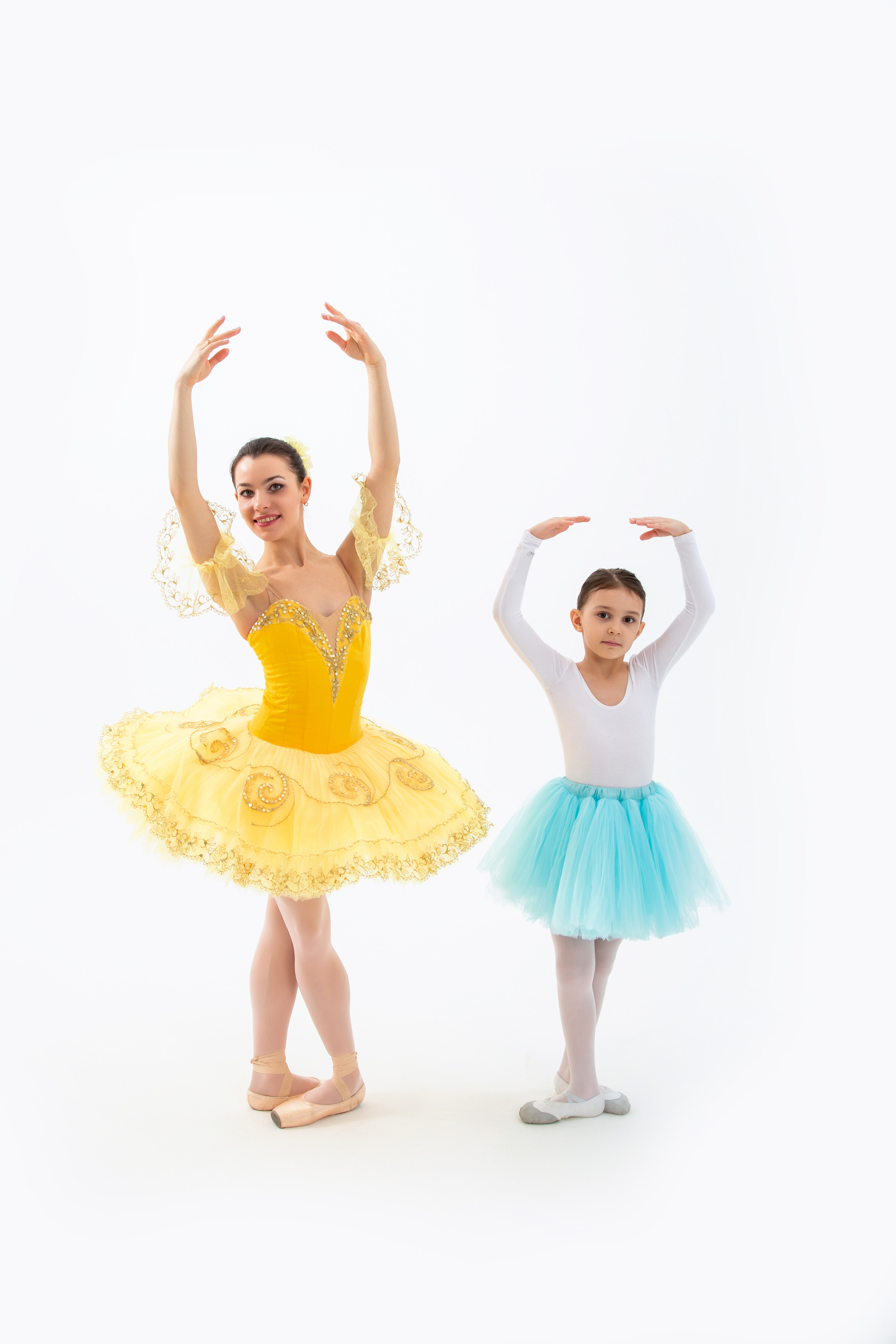 Девочка балерина позирует вместе со своей наставницей балериной  на фотосессии для гимнастики и балета от фотографа Галины Шараповой