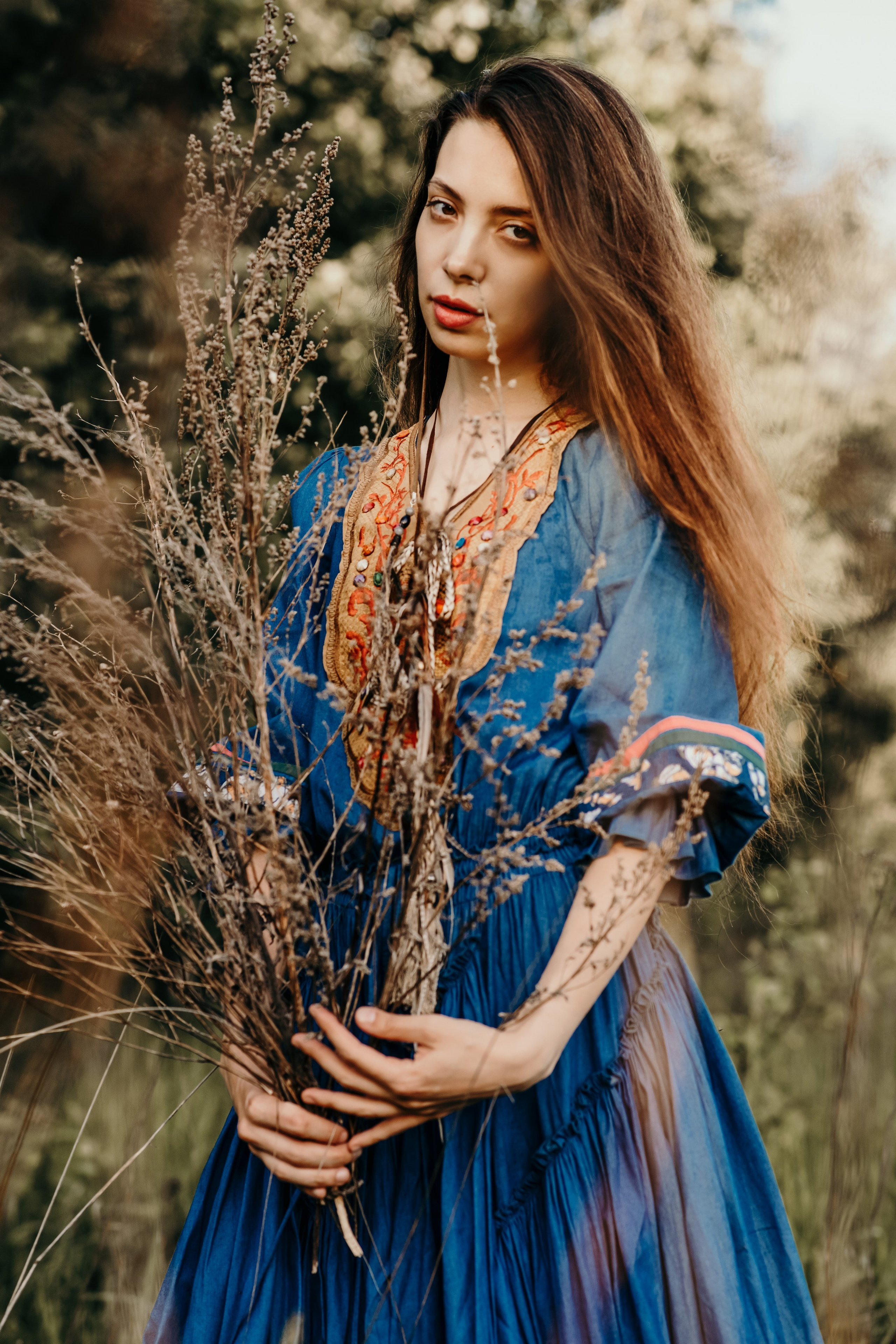 Бохо фотосессия в лесу в синем платье с сухоцветами