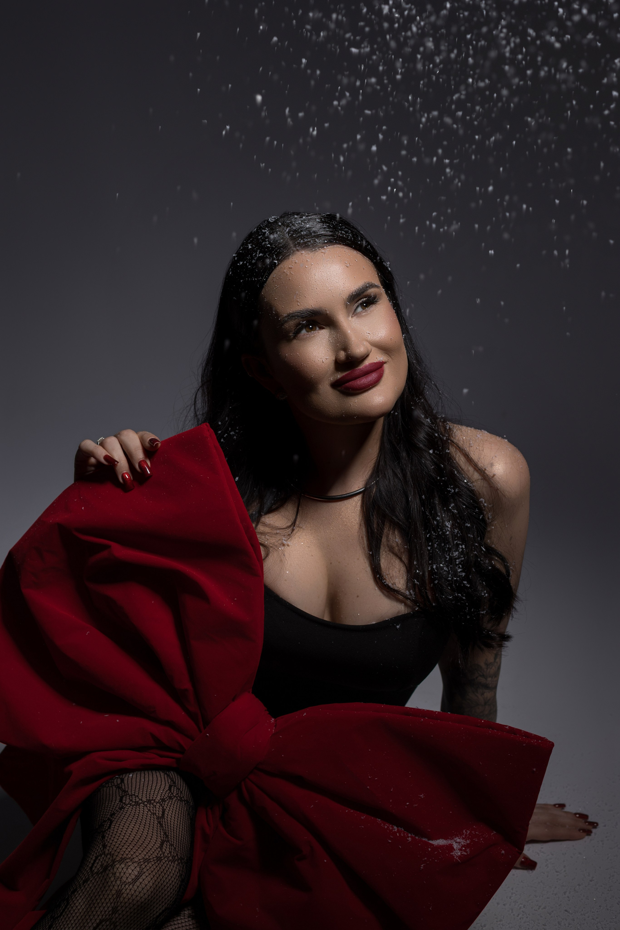 Фотодень «Бант» в IRBIS — модель Анна Ерхан на красном фоне с большим красным бантом, fashion-портрет