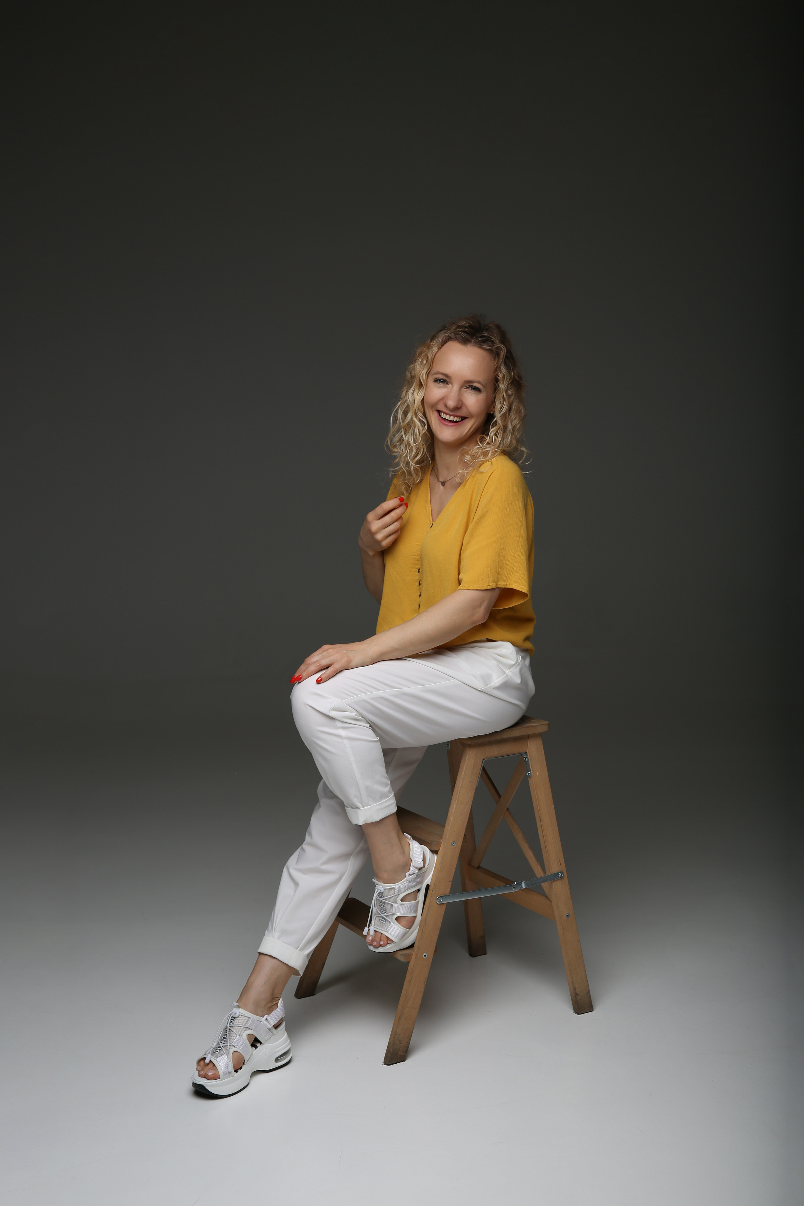 Фотограф новорожденных в Москве Сосновская Екатерина, портрет в полный рост на стуле