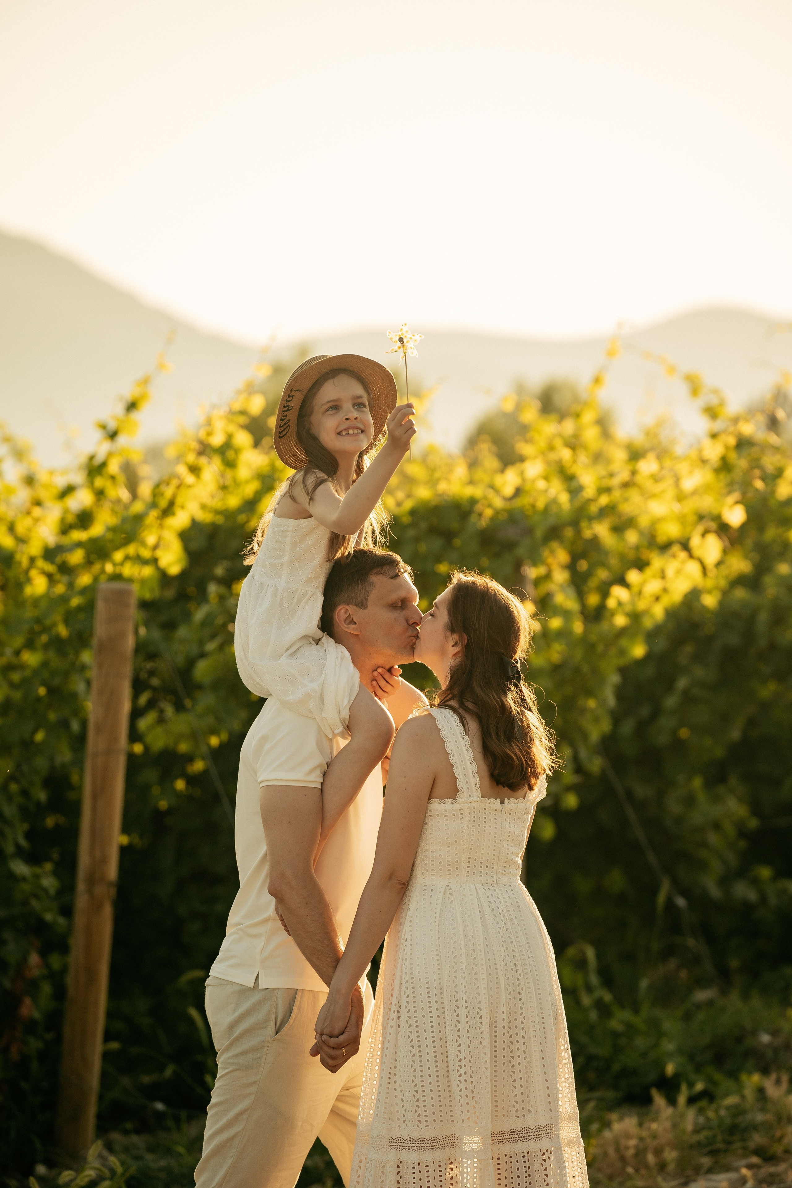 Свадебная фотосессия Домик виноградаря Абрау-Дюрсо фотограф Абрау-Дюрсо закат виноградники