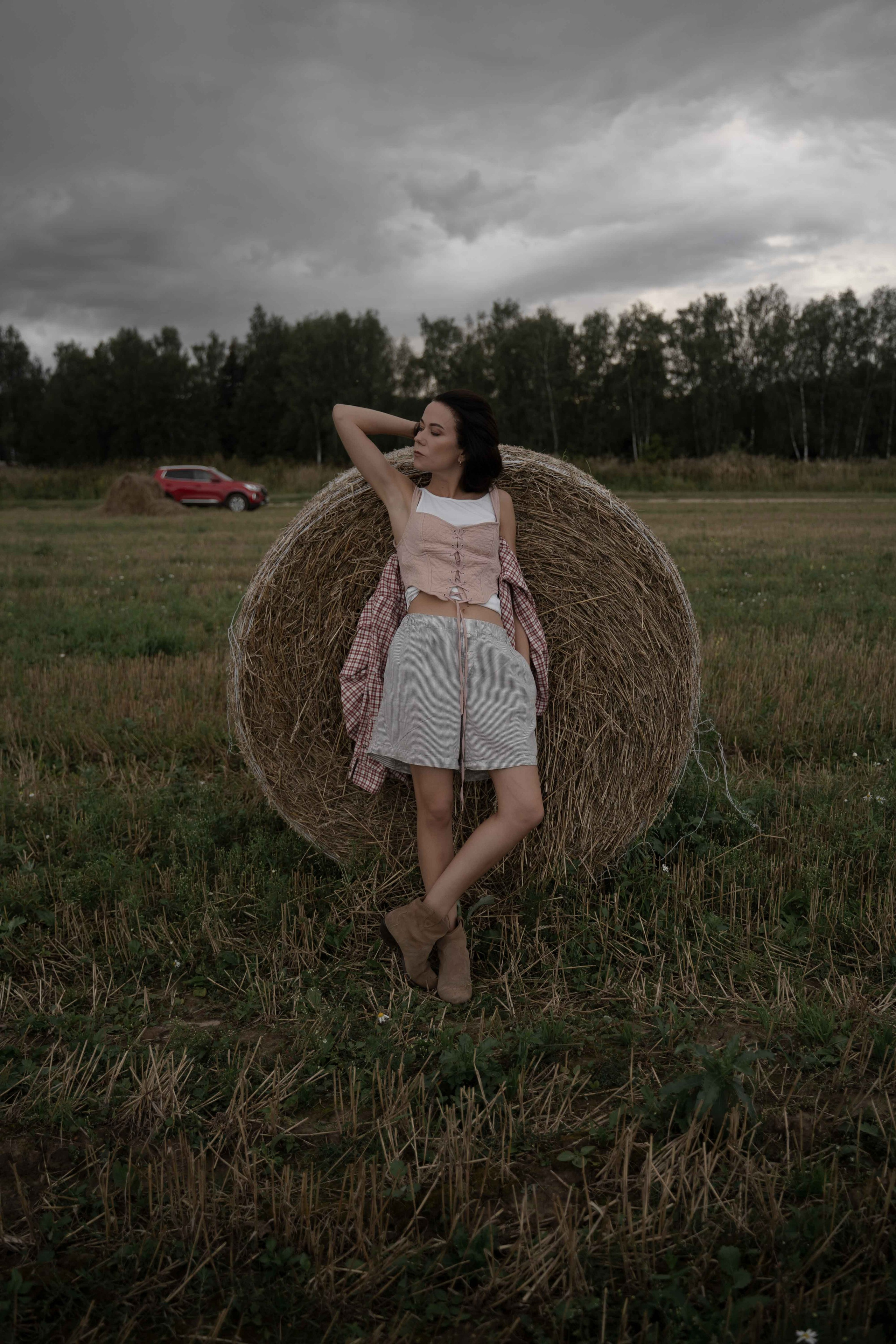 Фотограф для фотосессии в поле со стогами (бочками) сена в Московской области