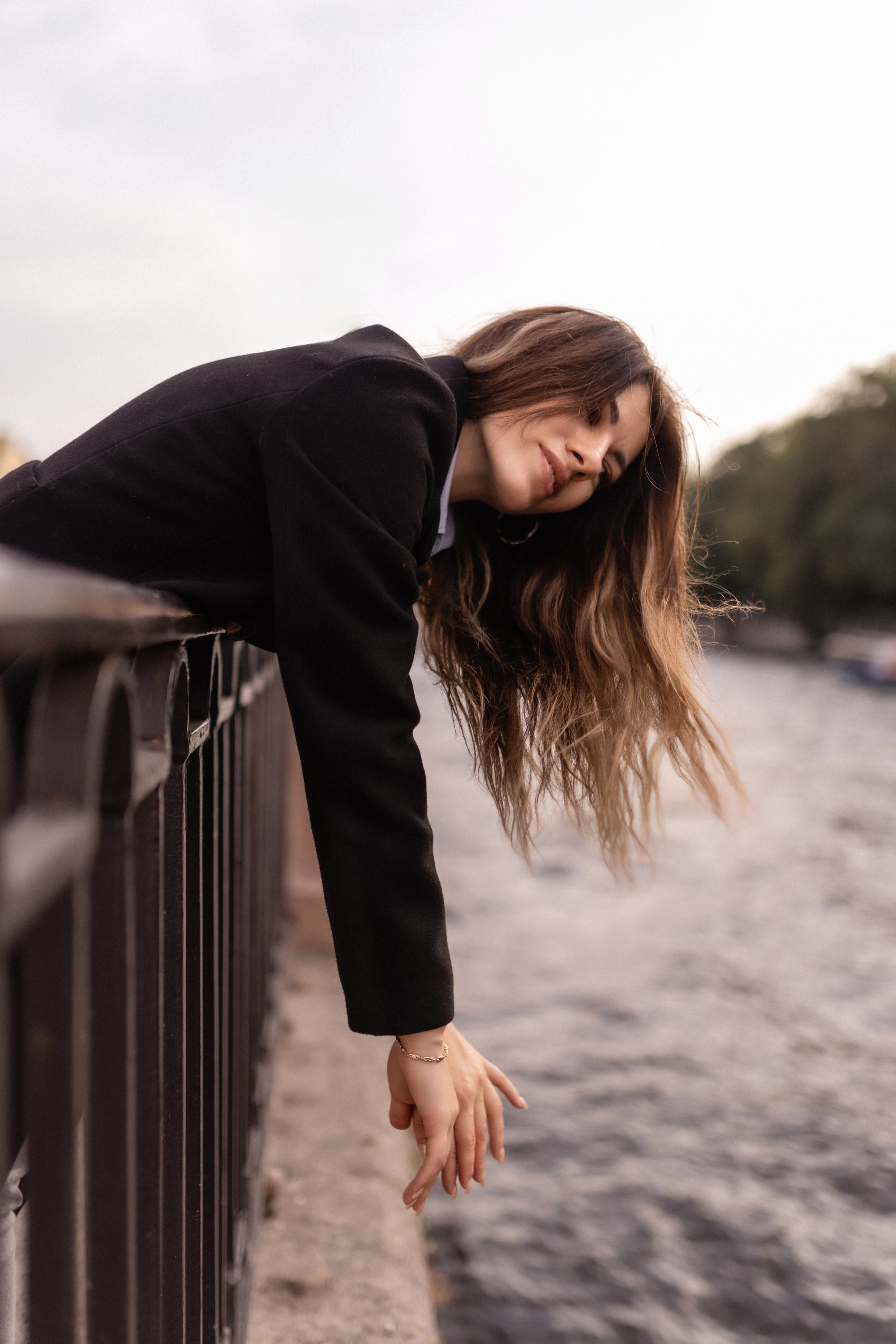 Портрет девушки с выразительными чертами лица, взгляд направлен в камеру, мягкий свет подчеркивает естественную красоту и детали. 