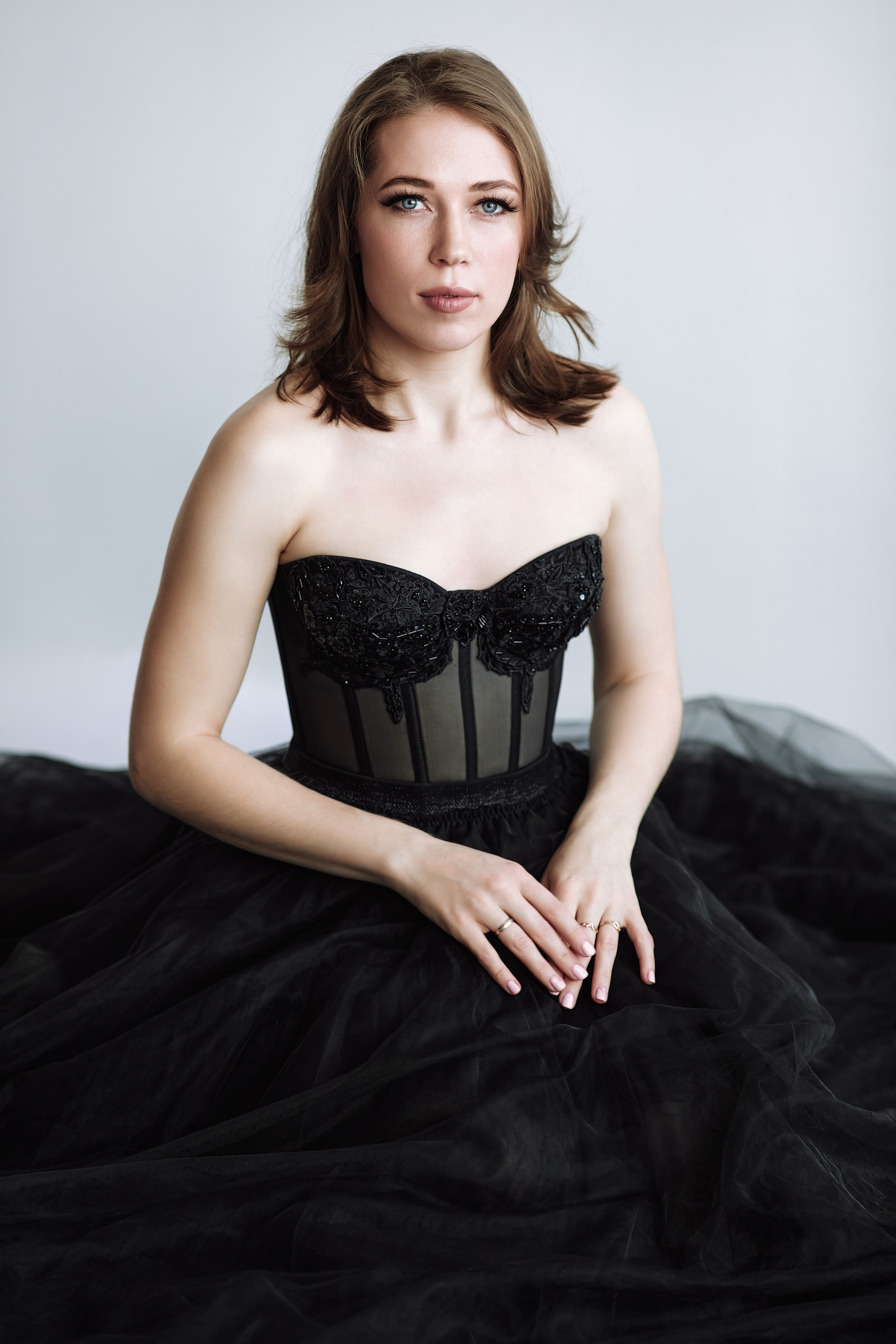 Фотостудии в Находке с циклорамой и фонами, 2025 год. Пример фото с моделью в чёрном платье