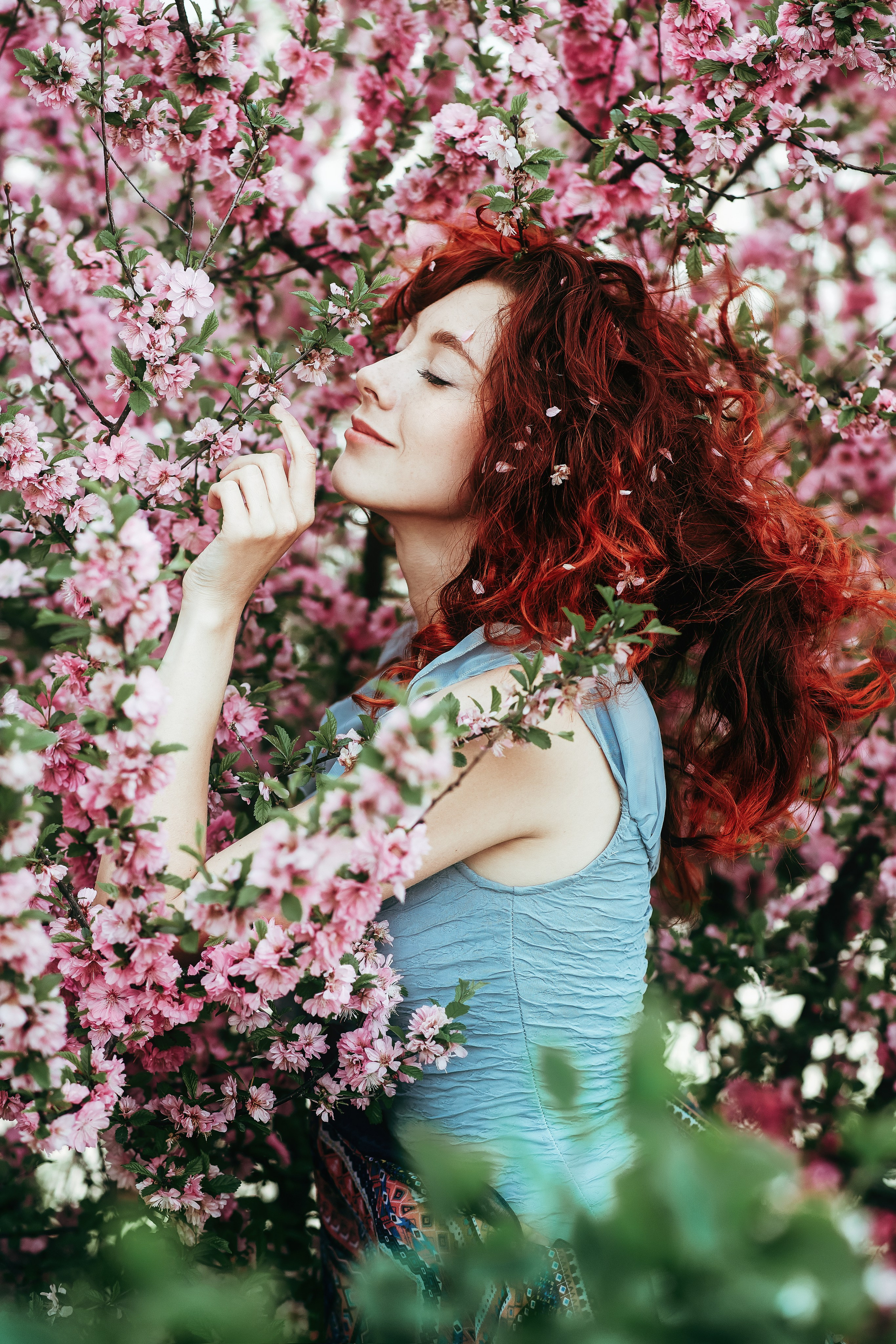 Портретная фотосессия в цветах в Находке с очаровательной рыжей моделью