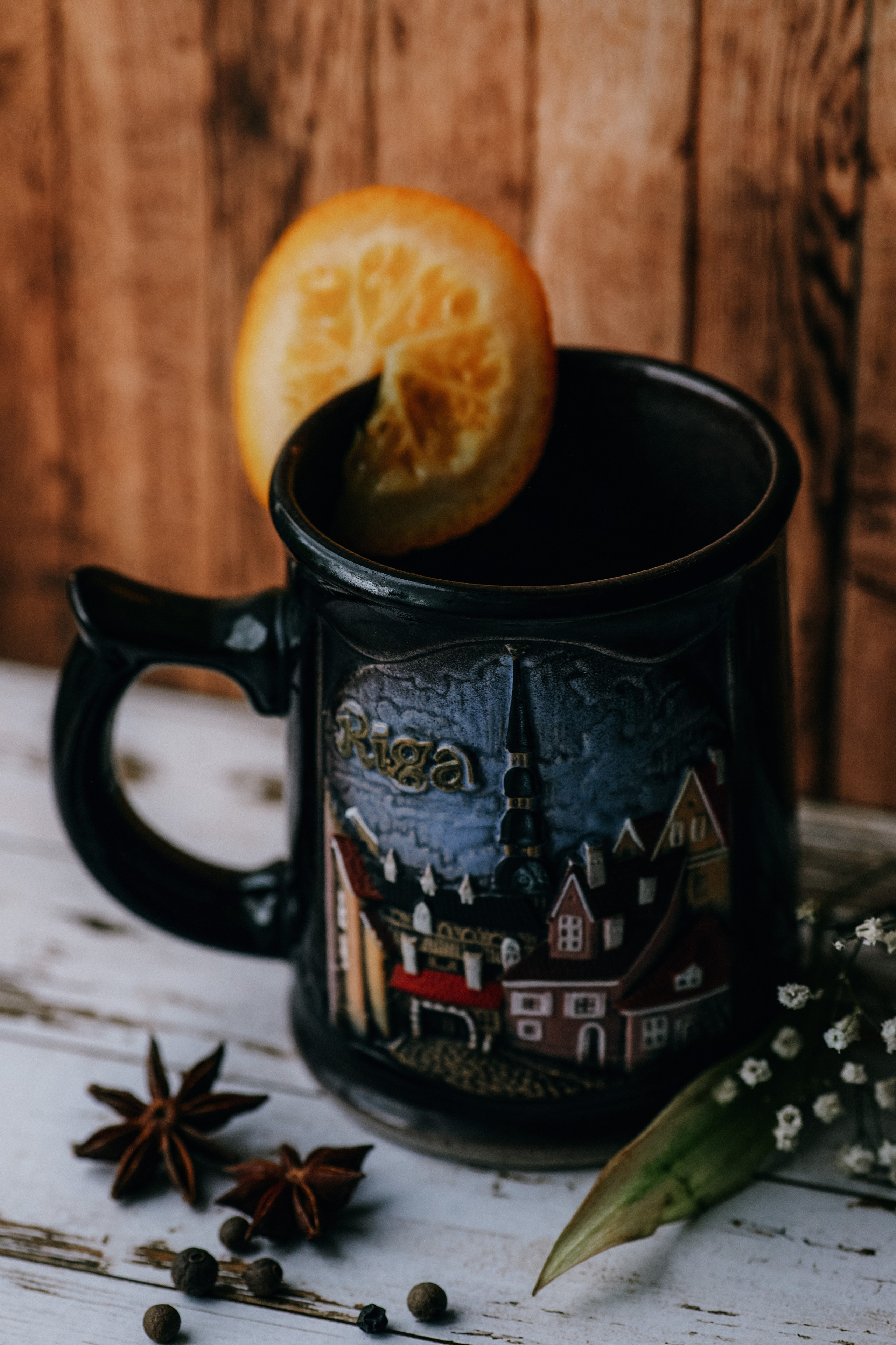 Предметная фотография с кружкой и лимоном на красивом деревянном фоне