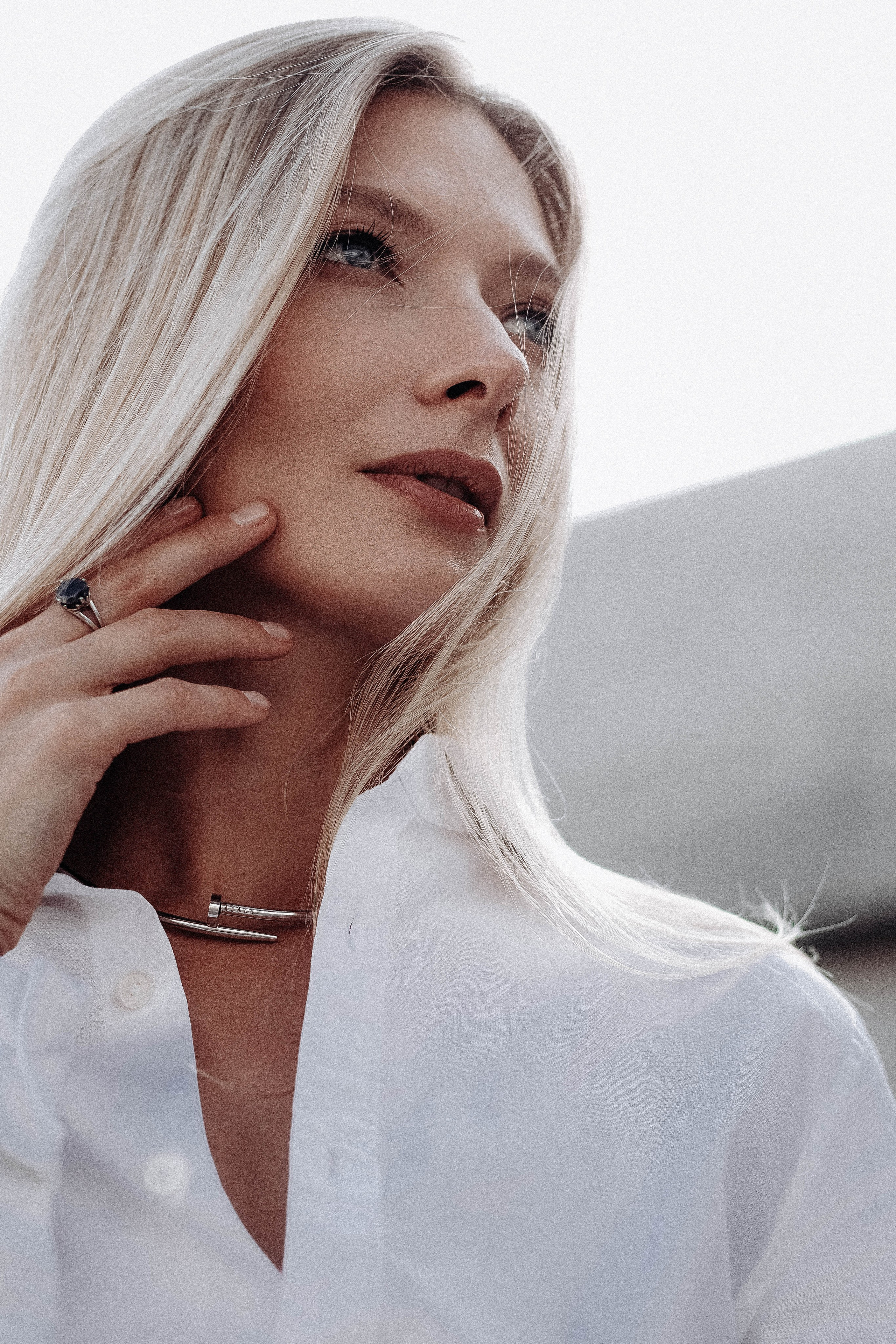 Красивая девушка в колье Cartier.