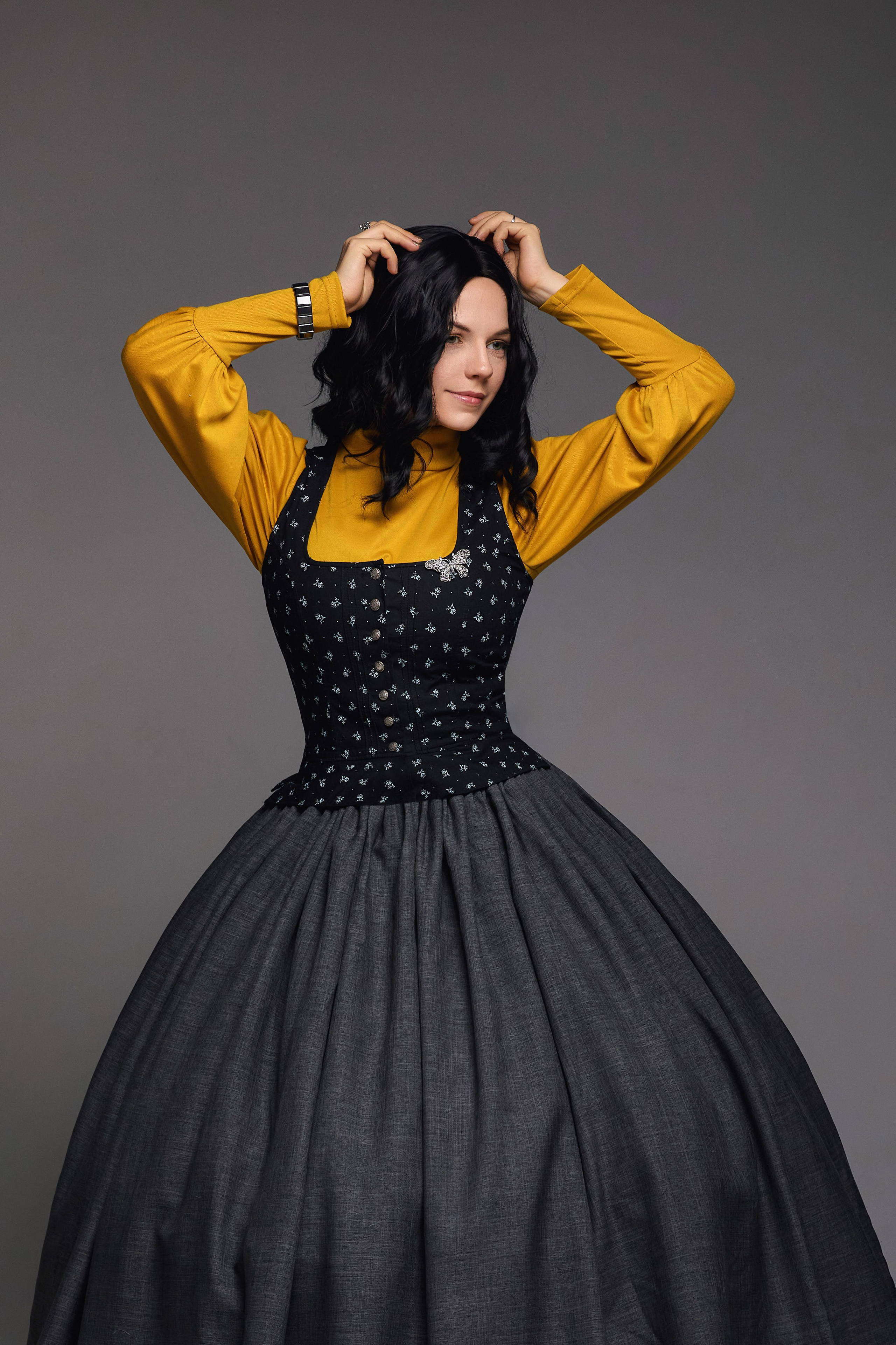 Фотосессия на сером фоне с девушкой в платье, сделанная в фотостудии города Находки