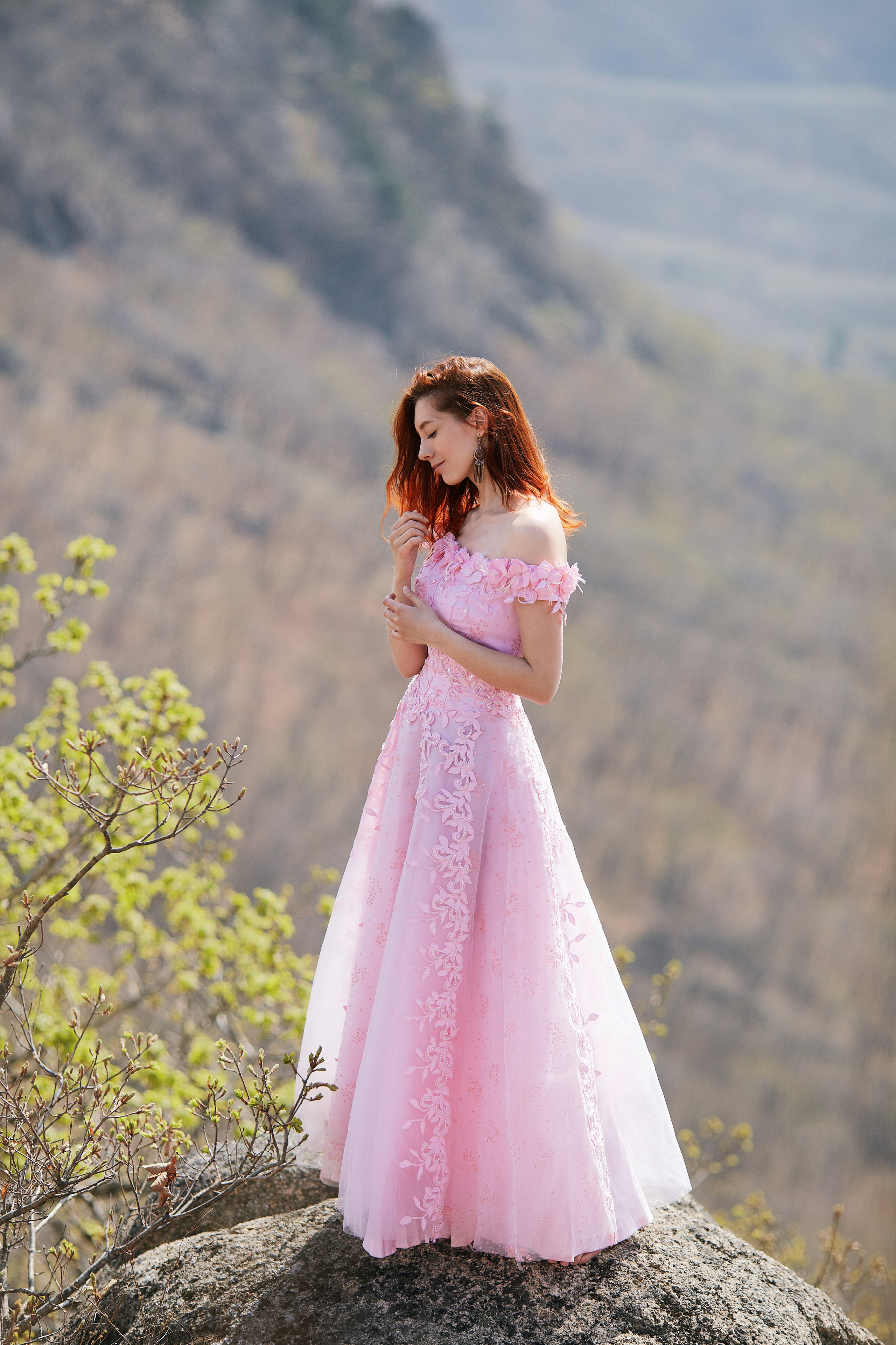 Фэнтези фотосессия в горах в розовом платье