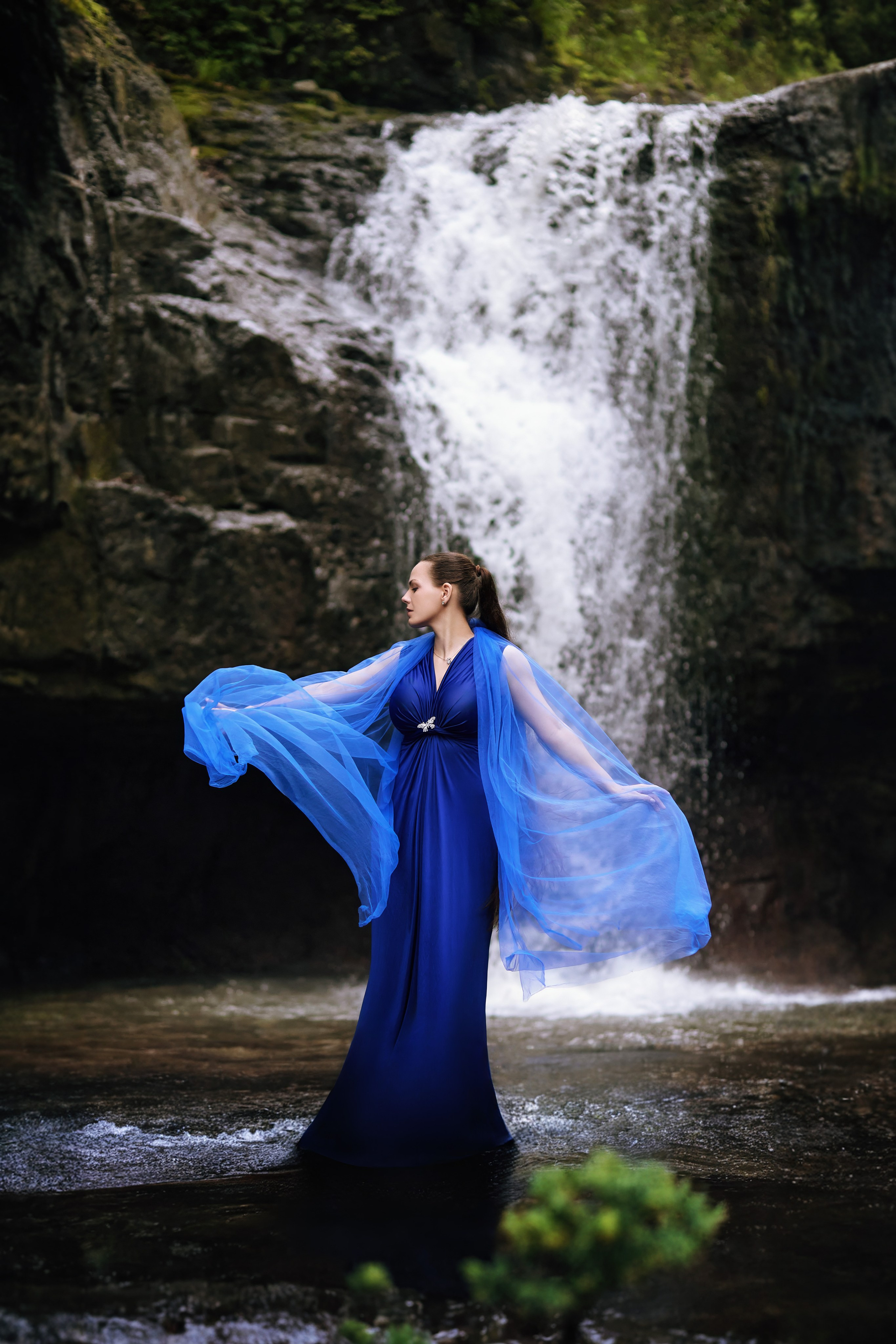 Люблю фотографировать на природе портреты и фэнтези, красивые образы на фоне водопада