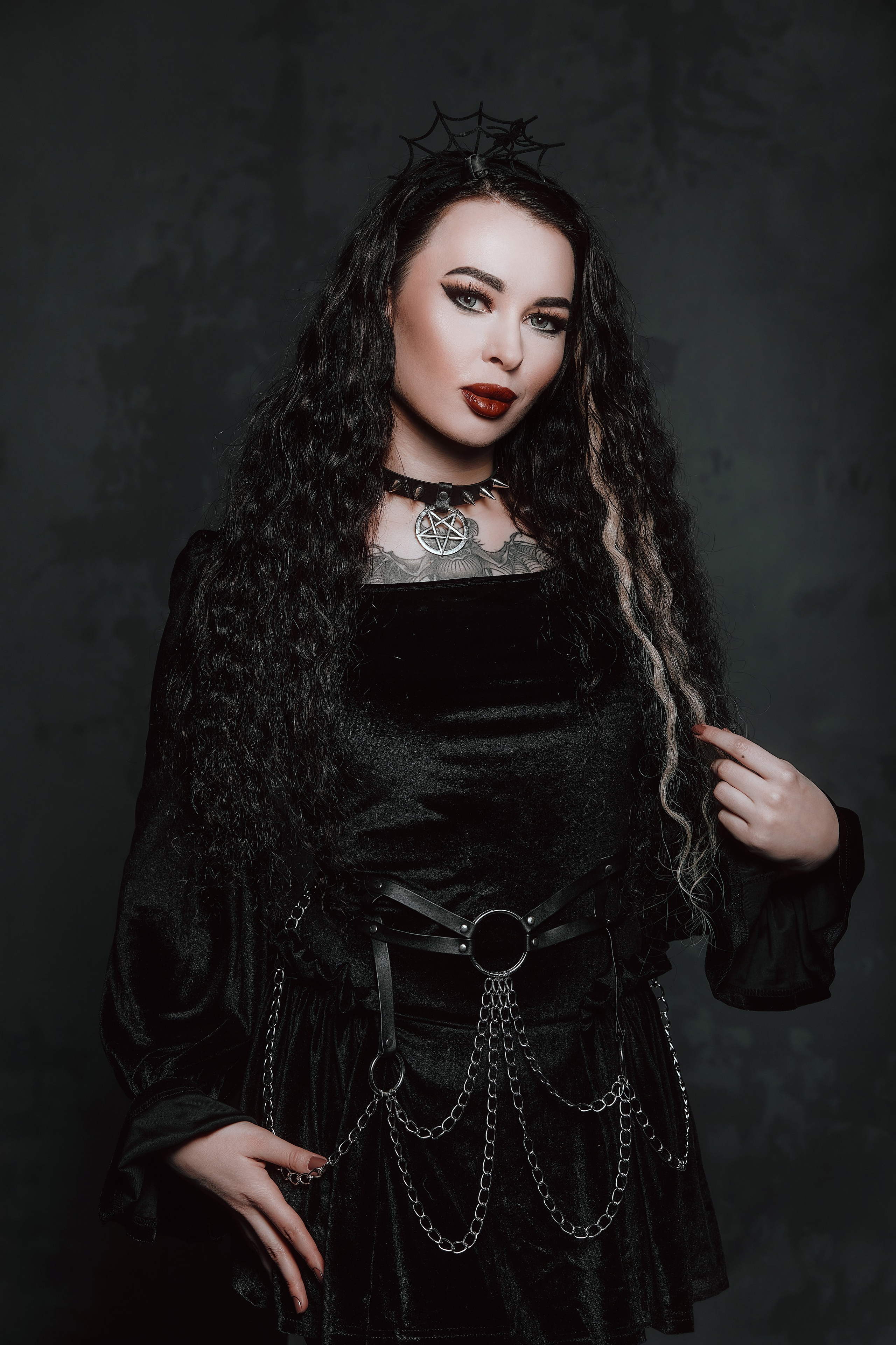 Студийный портрет модной готической девушки на тёмном фоне