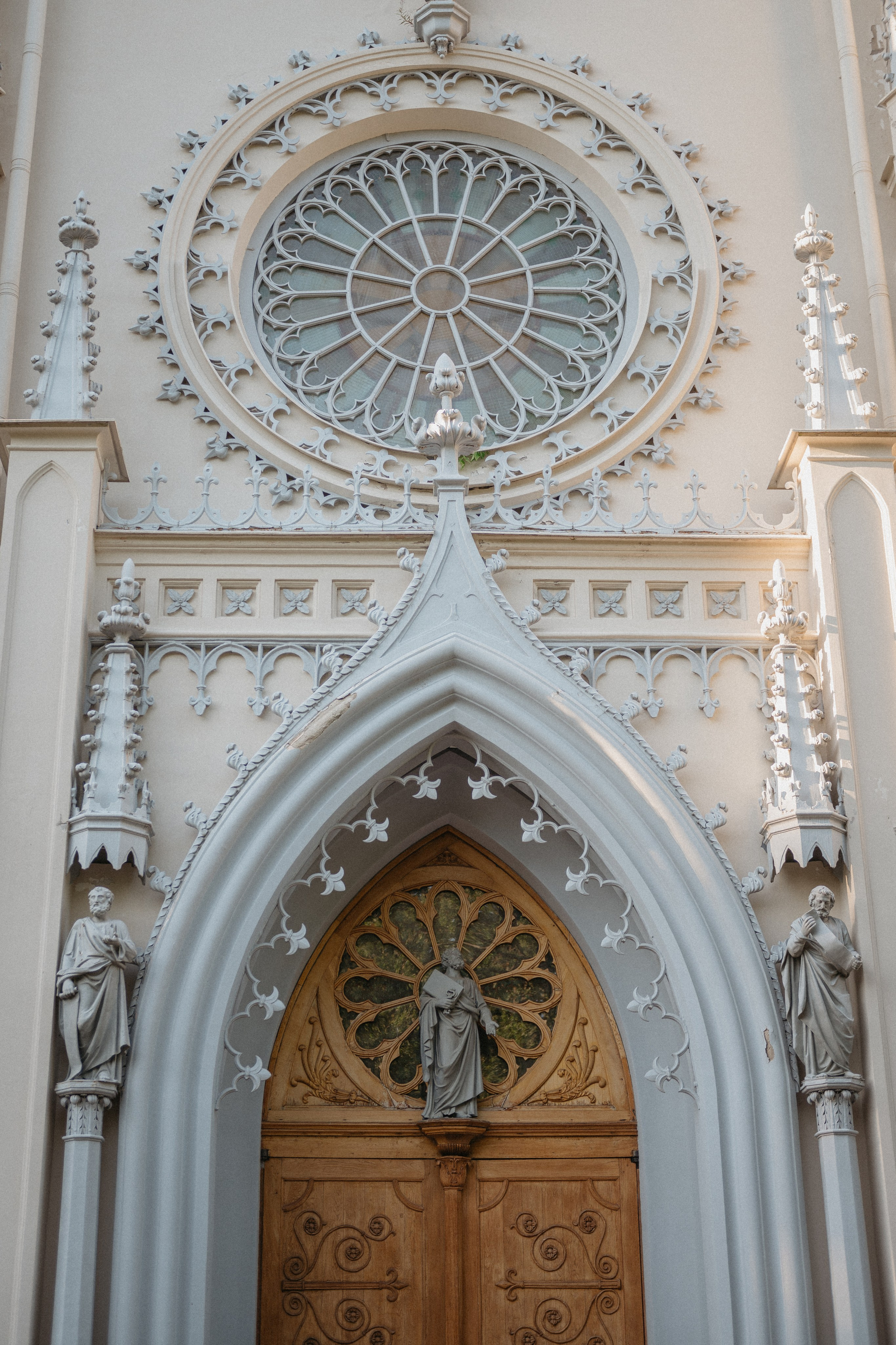 Готическая капелла в парке Александрия для свадебной фотосессии