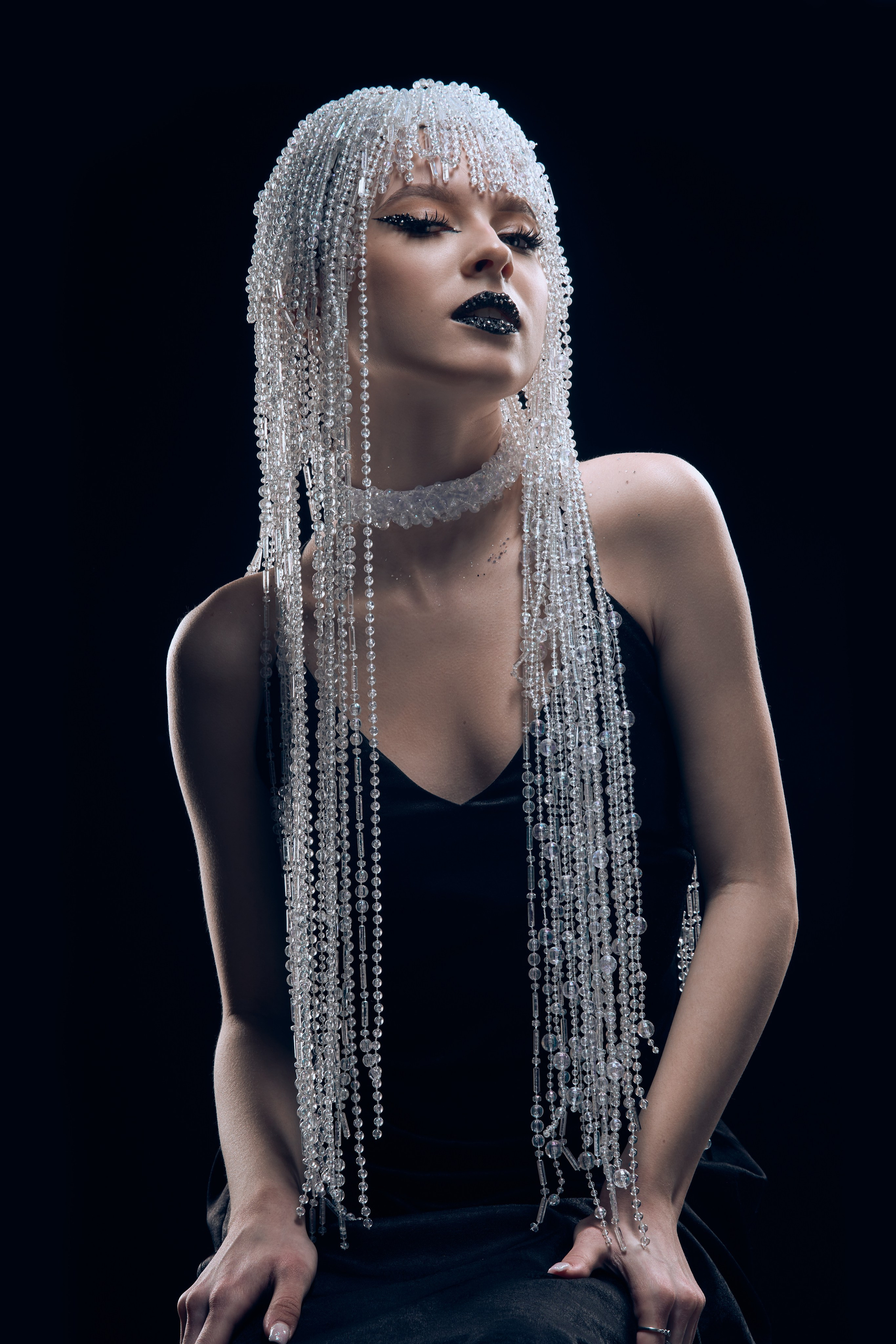 девушка в шляпе из ольховой щепы смотрит вдаль