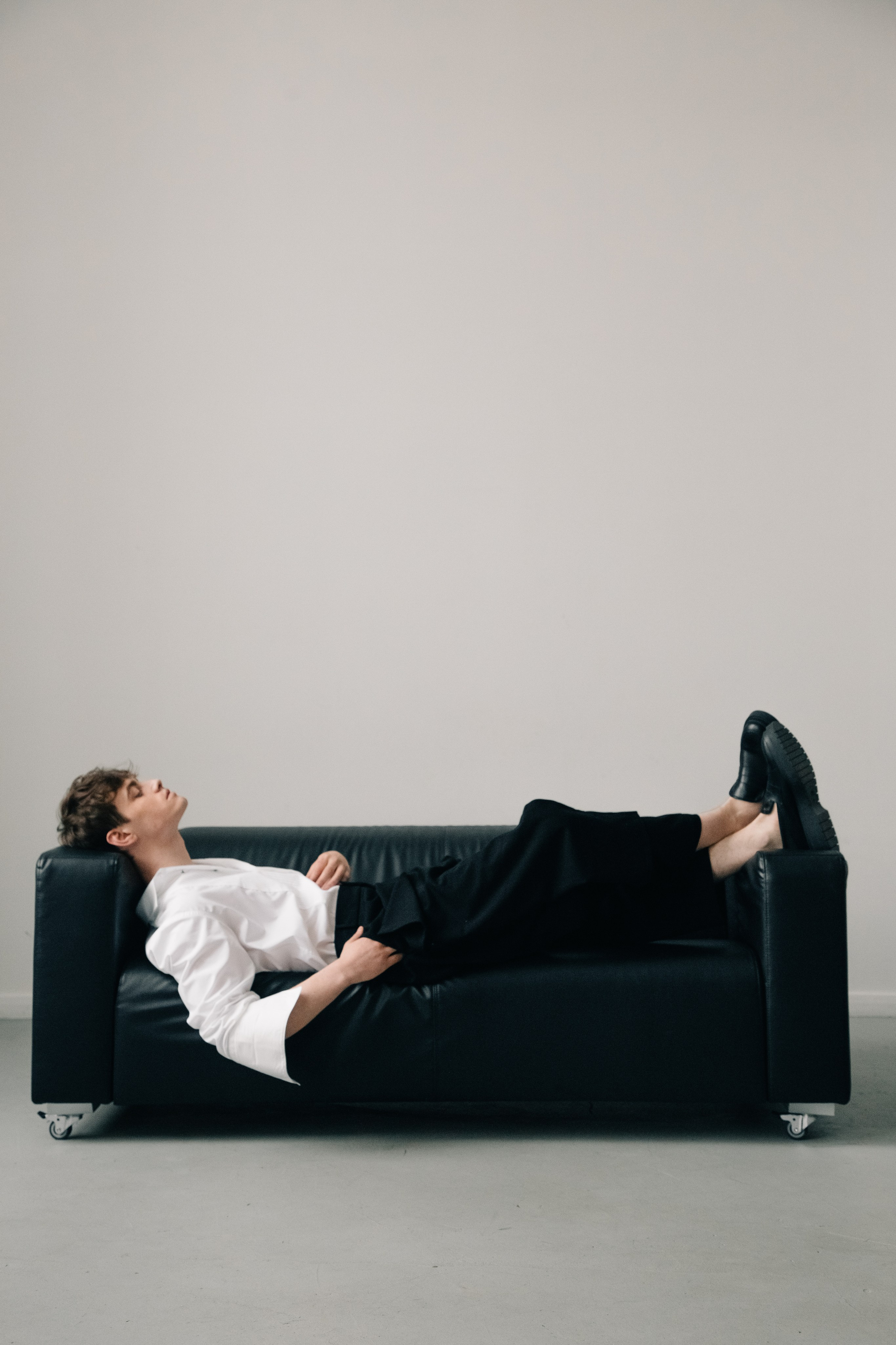 жених и невеста на фоне строения в итальянском стиле