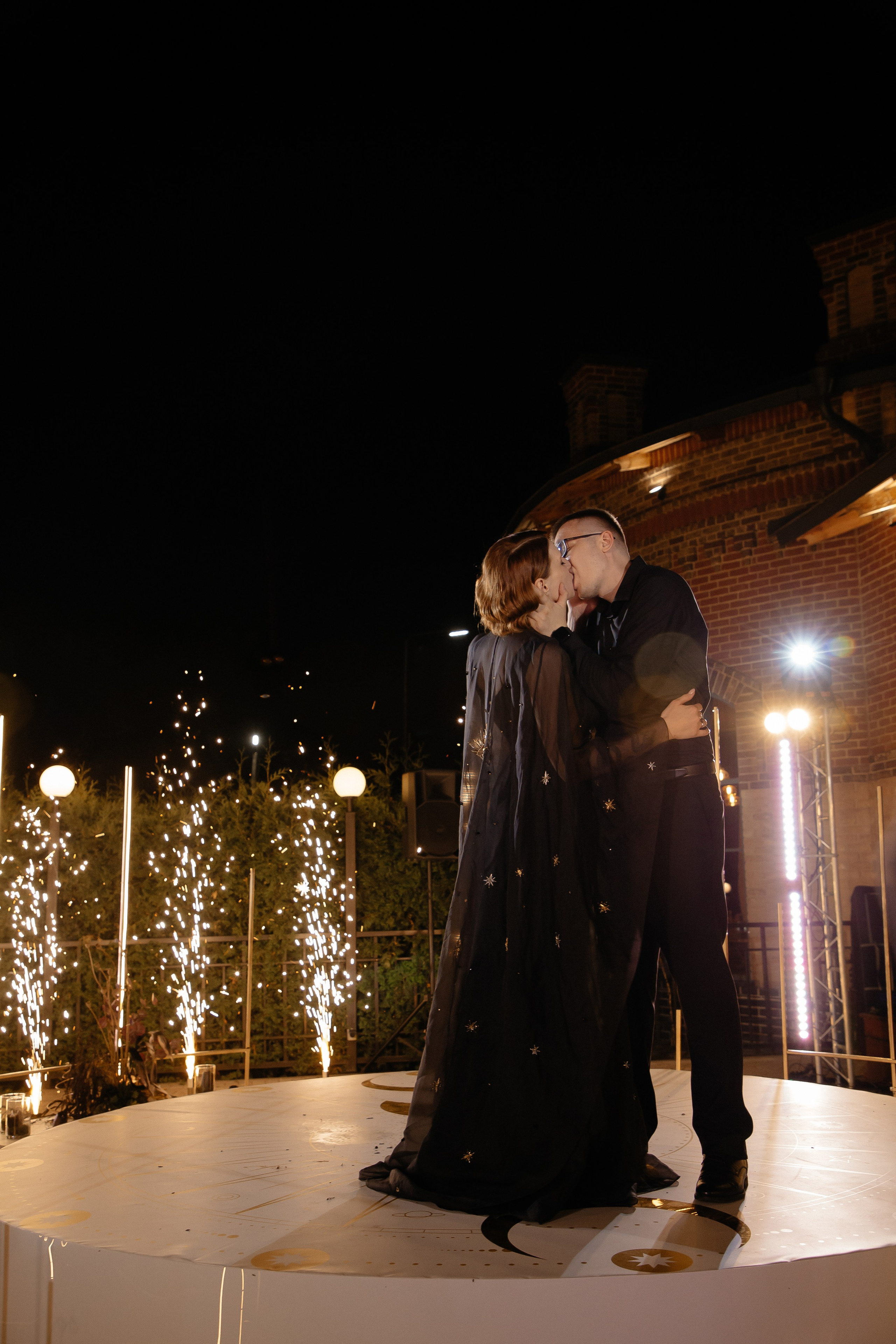 улыбающиеся молодожены