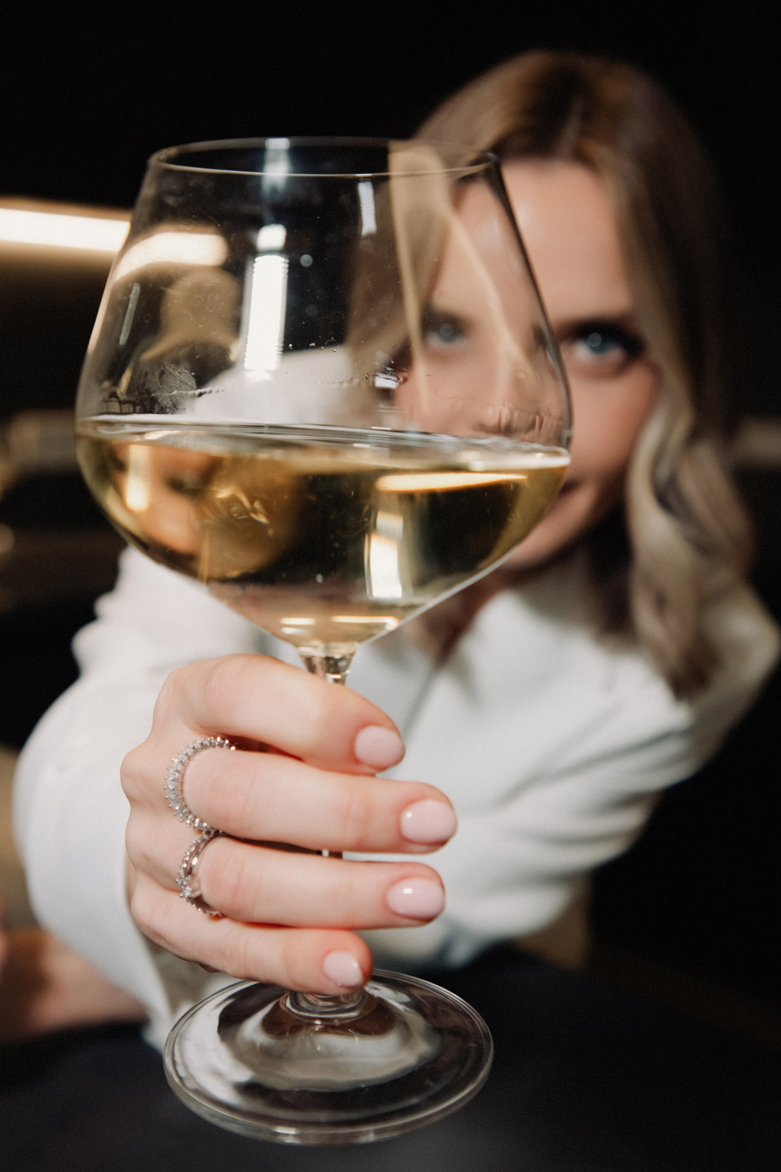 девушка с бокалом