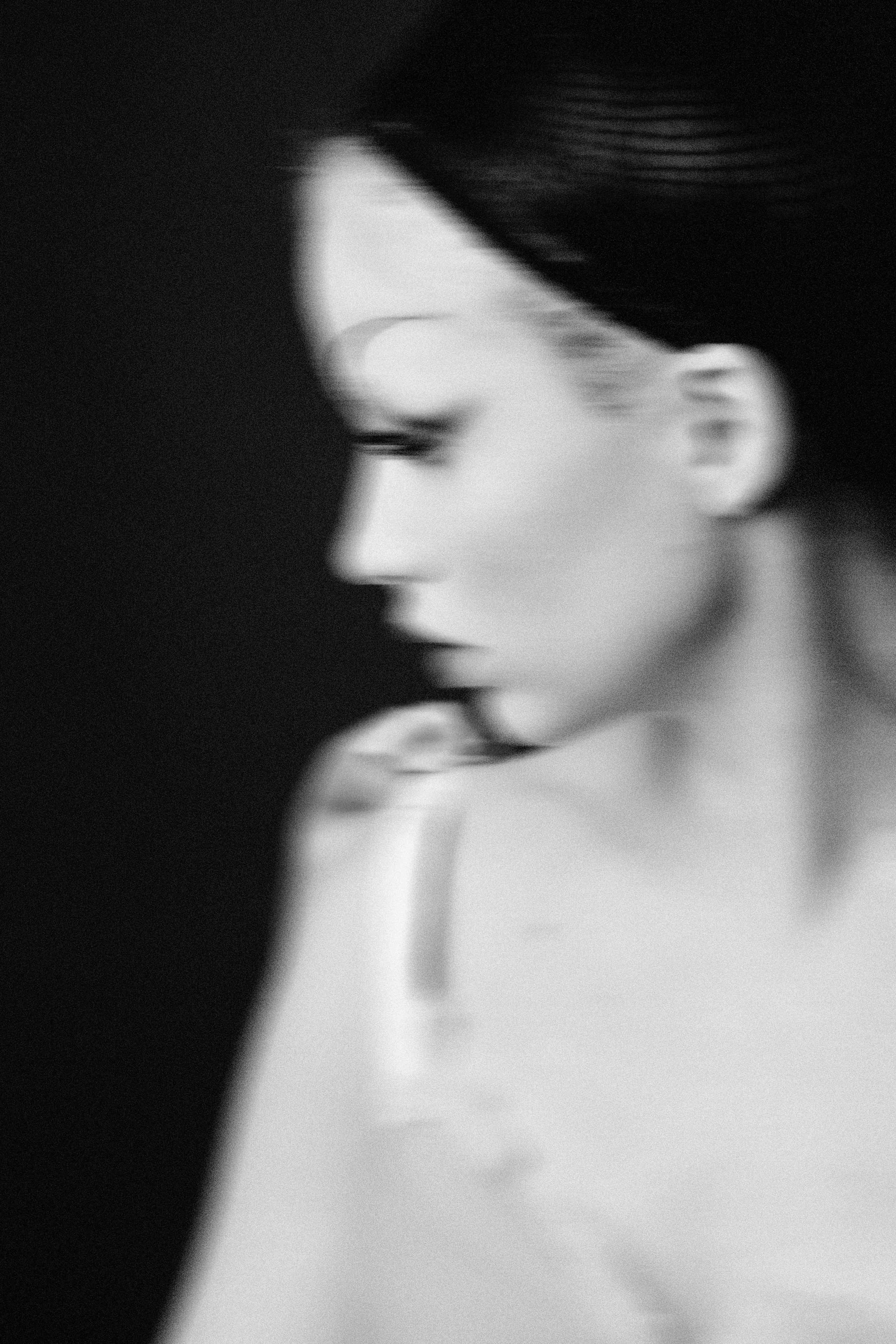 черно-белый портрет в размытии 