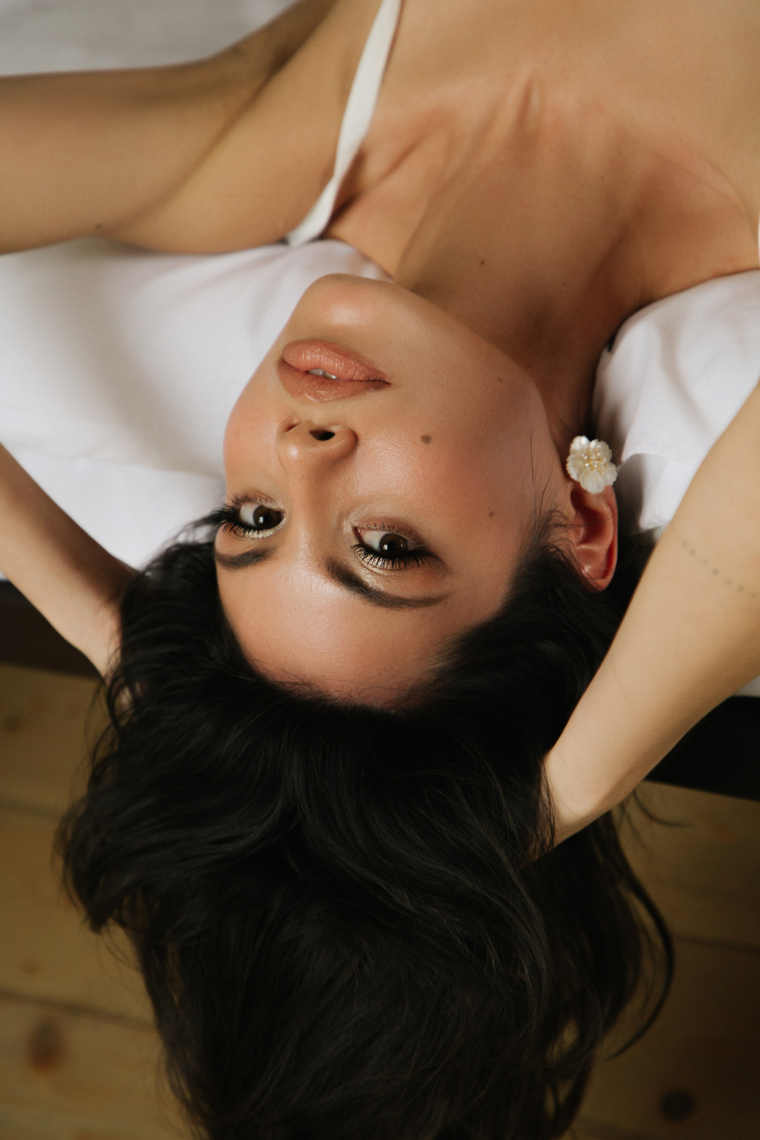 портрет невесты в кровати