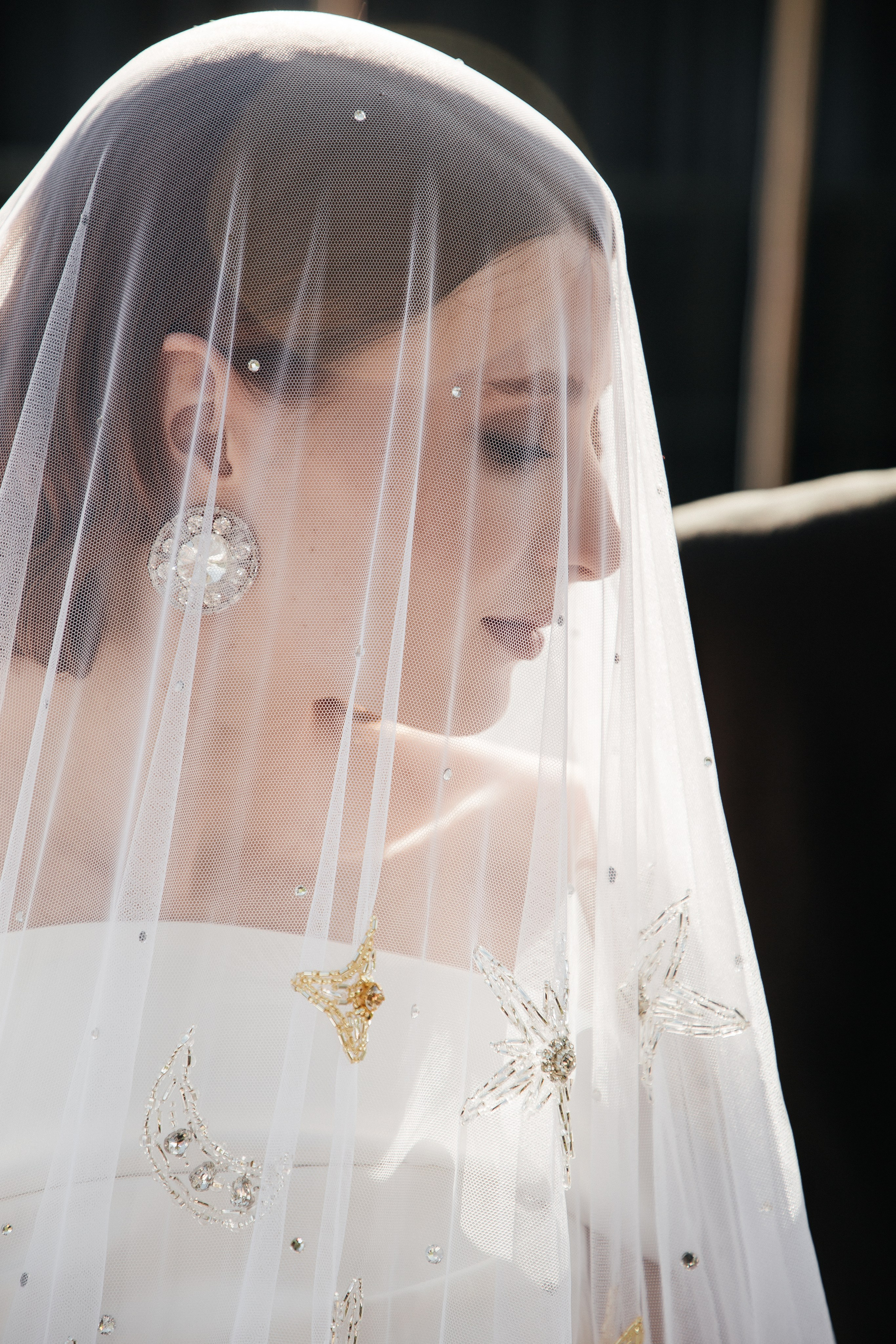 невеста в белом платье с серьгой 