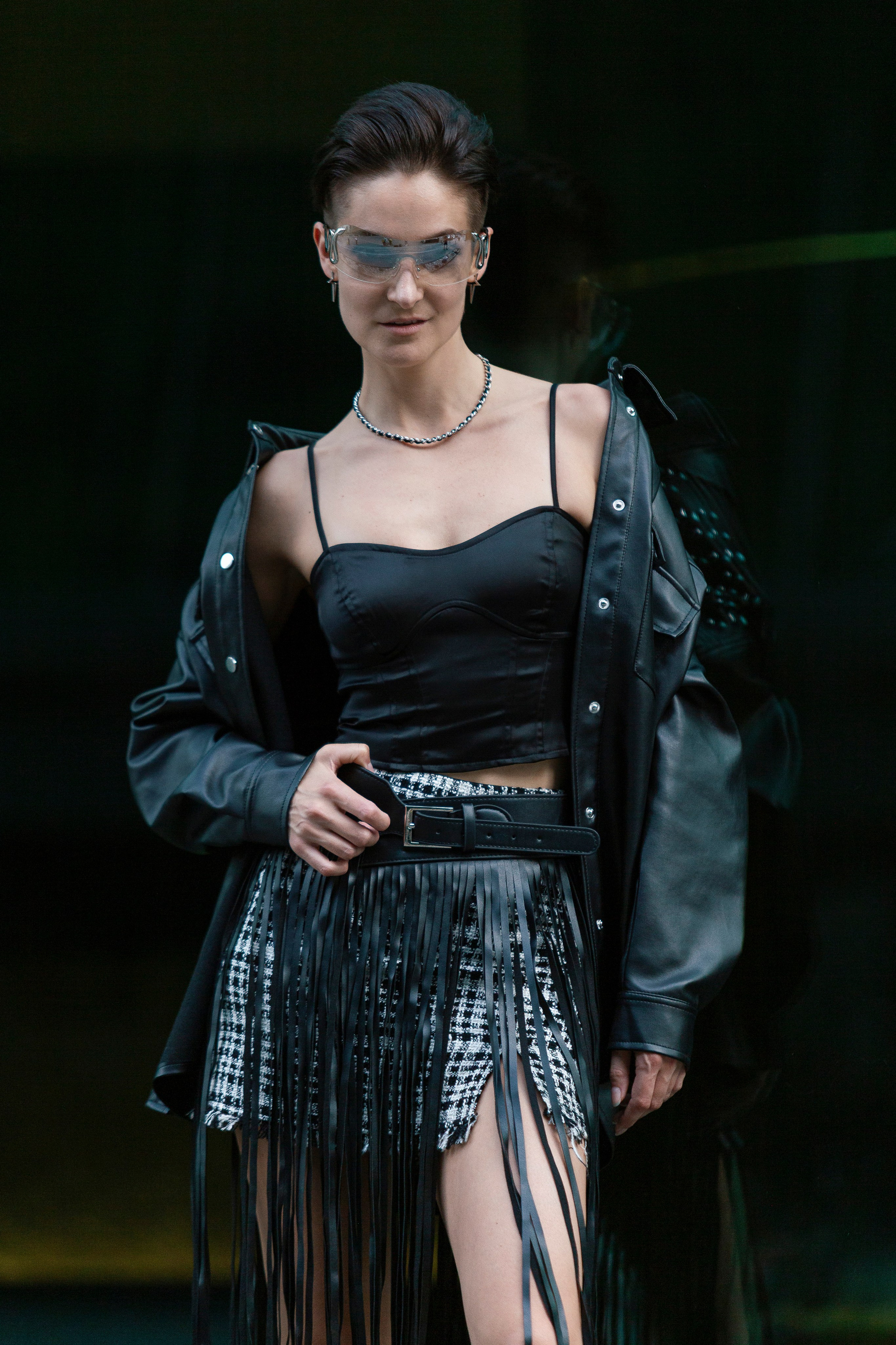 Фотограф FilmReel проводит fashion-съемку модели