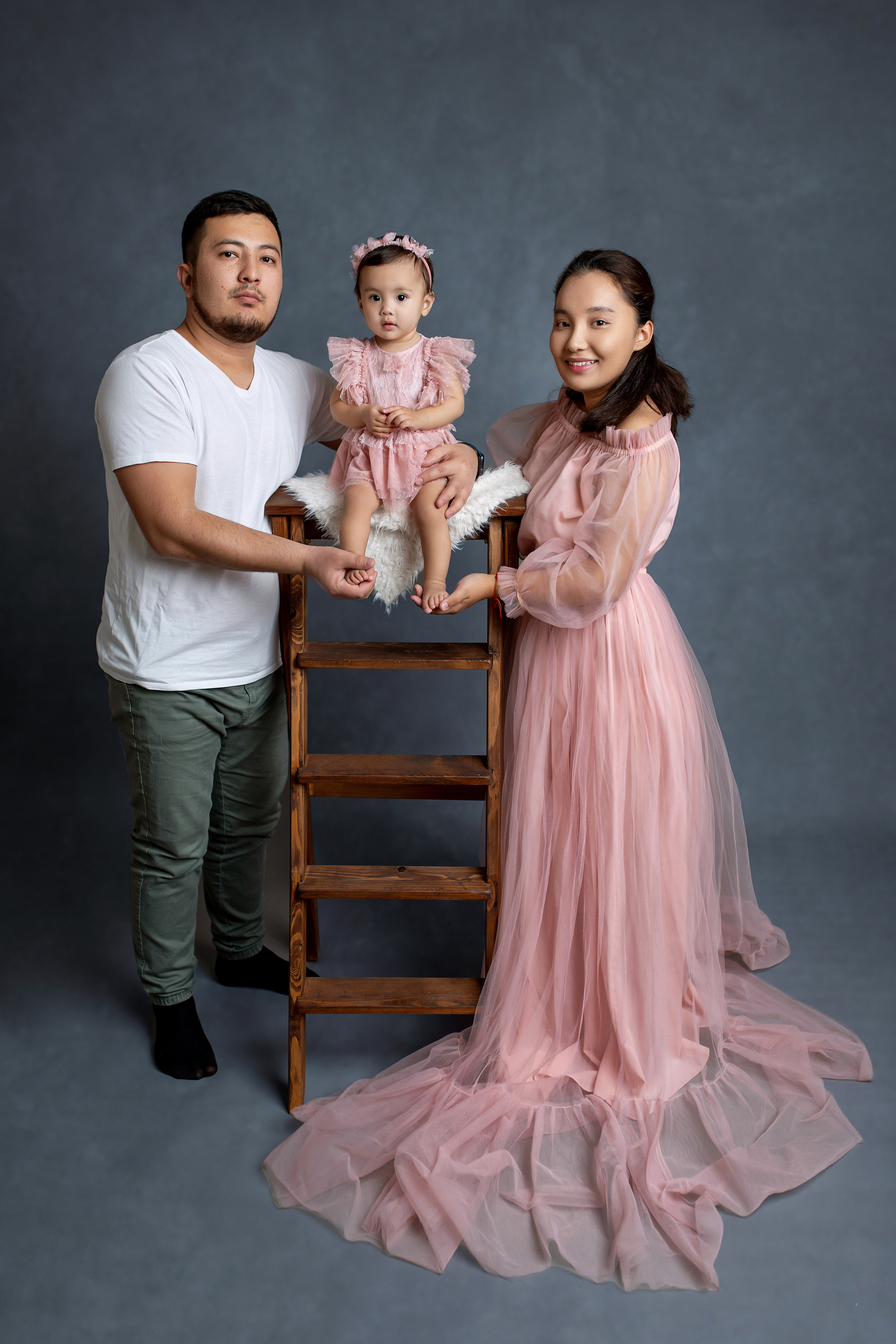 Портретная семейная фотосессия в студии. Творческая команда Ульяшевы, свадебная и семейная фотография. Кахахста