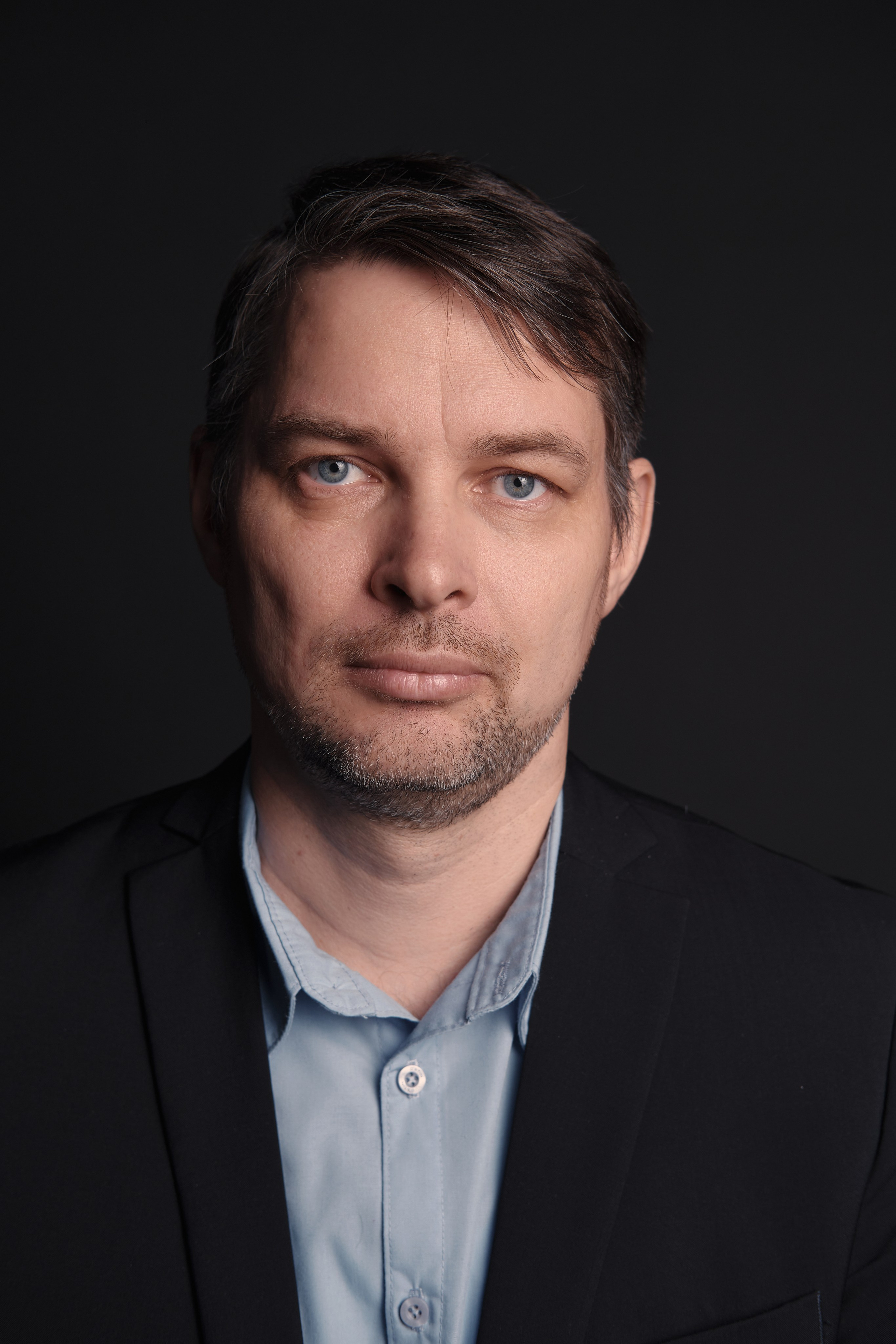 Мужчина азиат в пиджаке накинутом на плечи