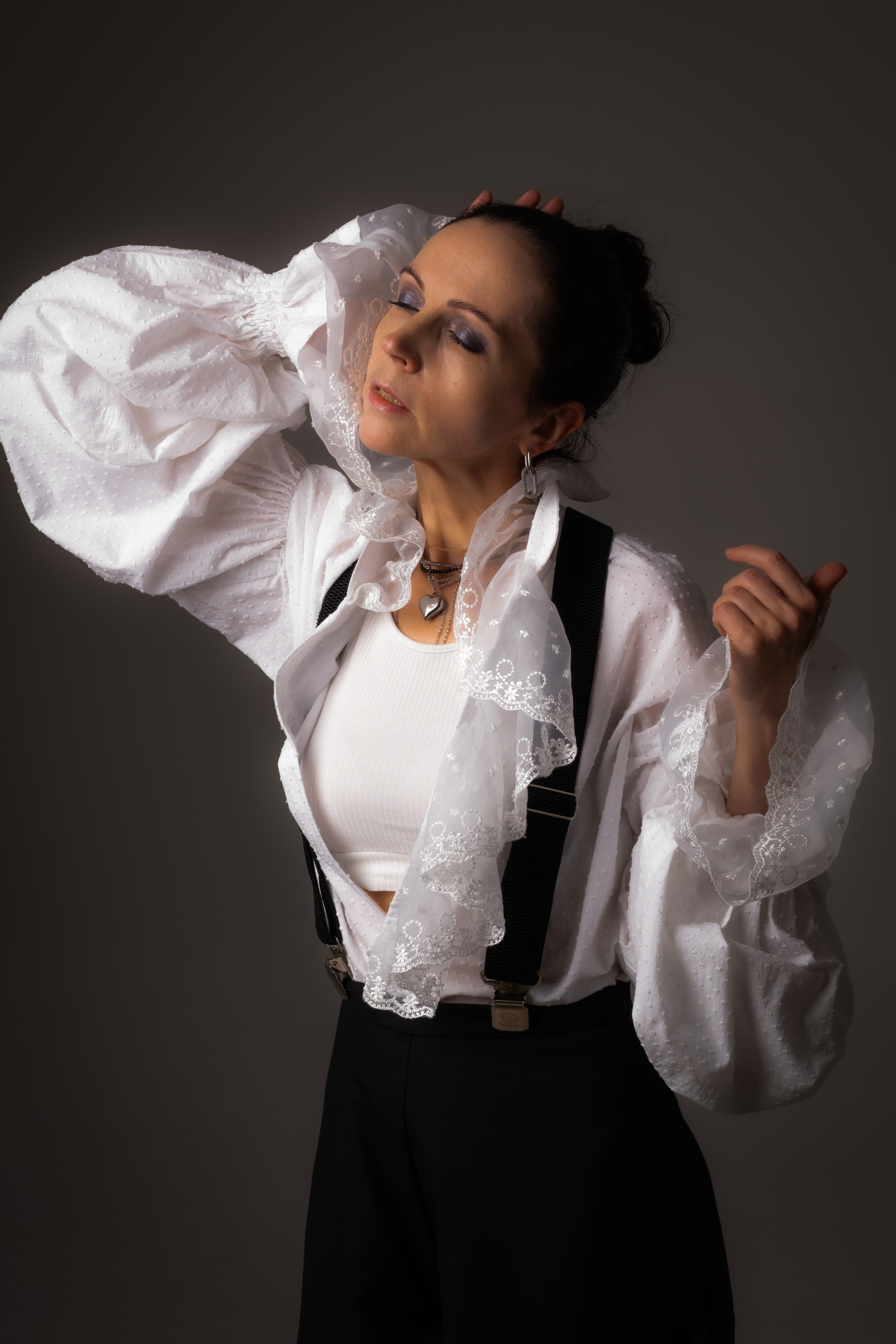 Д. З. по мягкому свету в студии