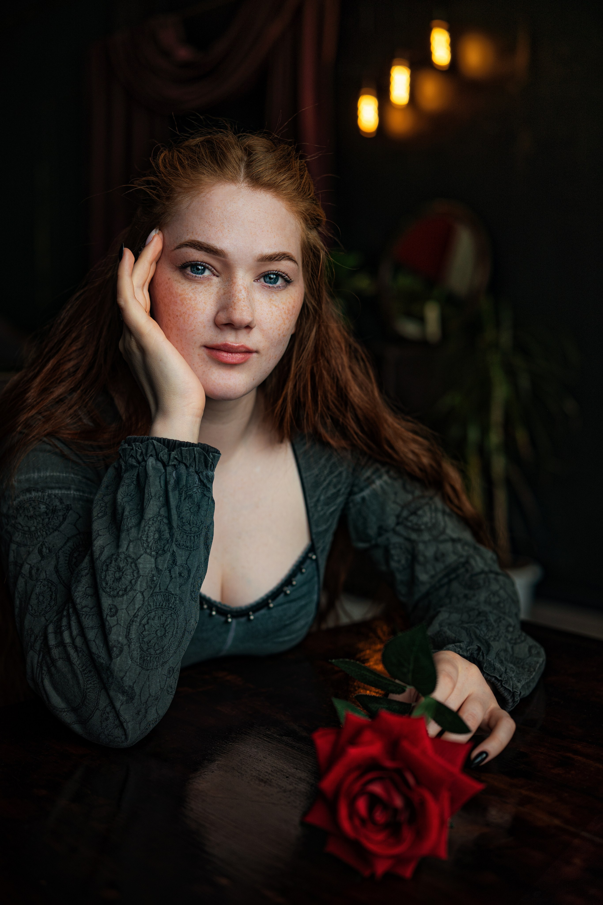 портрет девушка рыжая фонтан веснушки