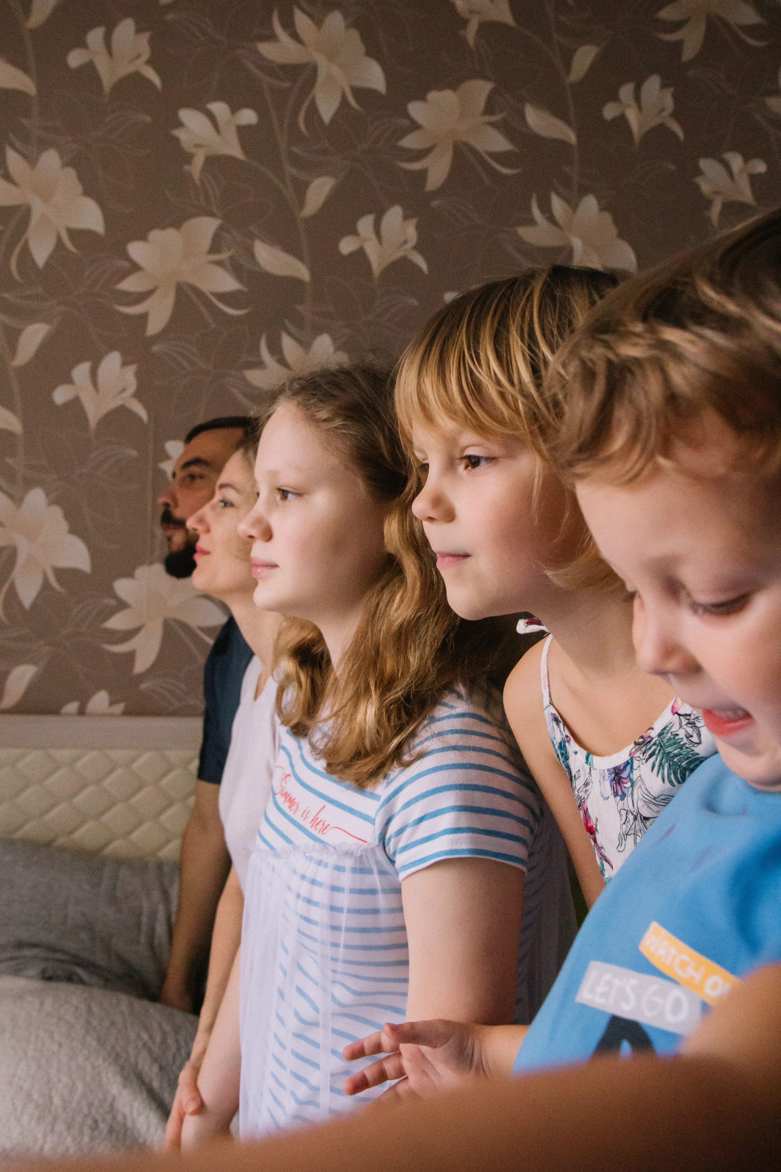 Семейный портрет многодетной семьи в профиль