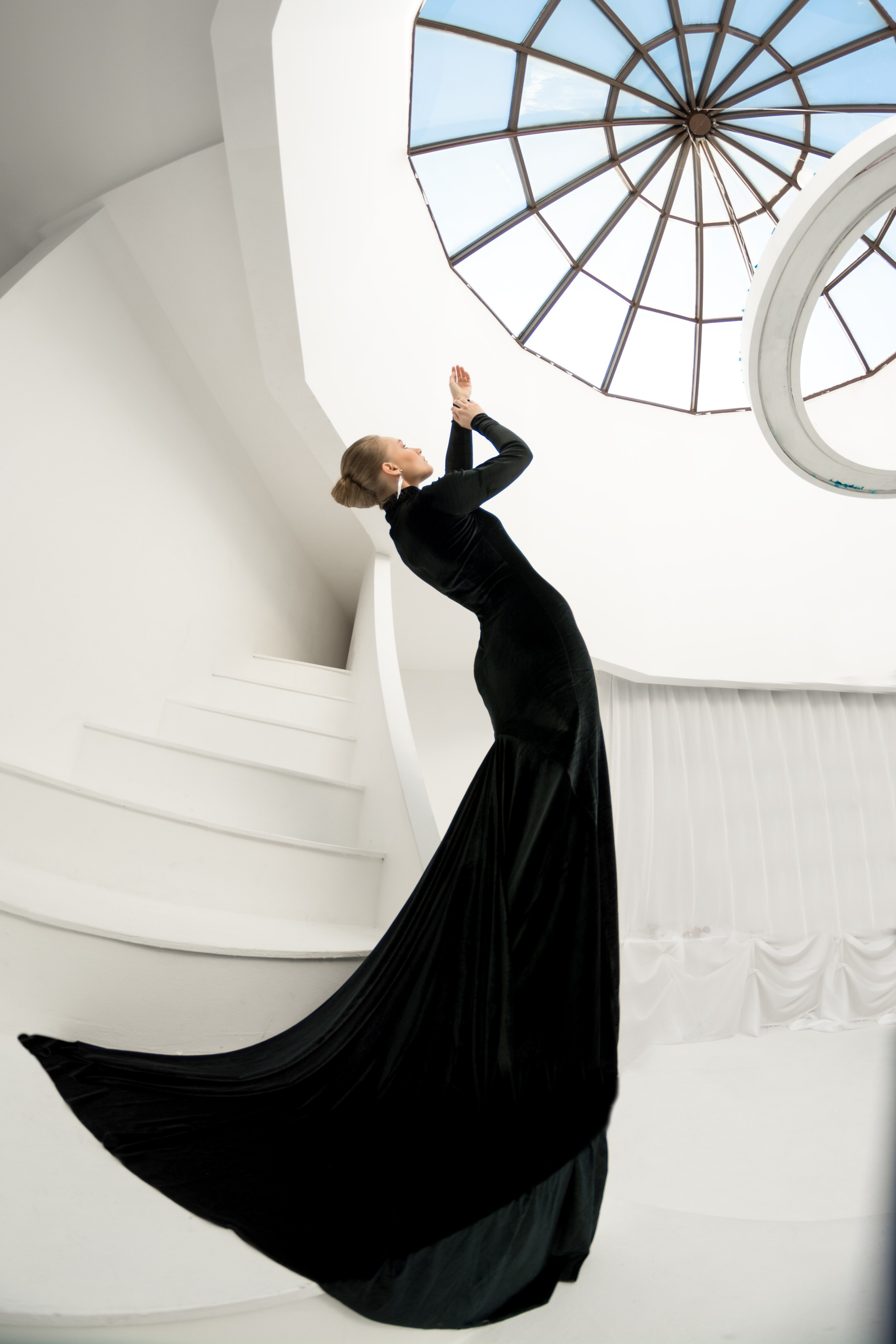 Черное бархатное платье со шлейфом. Фотограф в Москве и Щелково Люся Фоминых