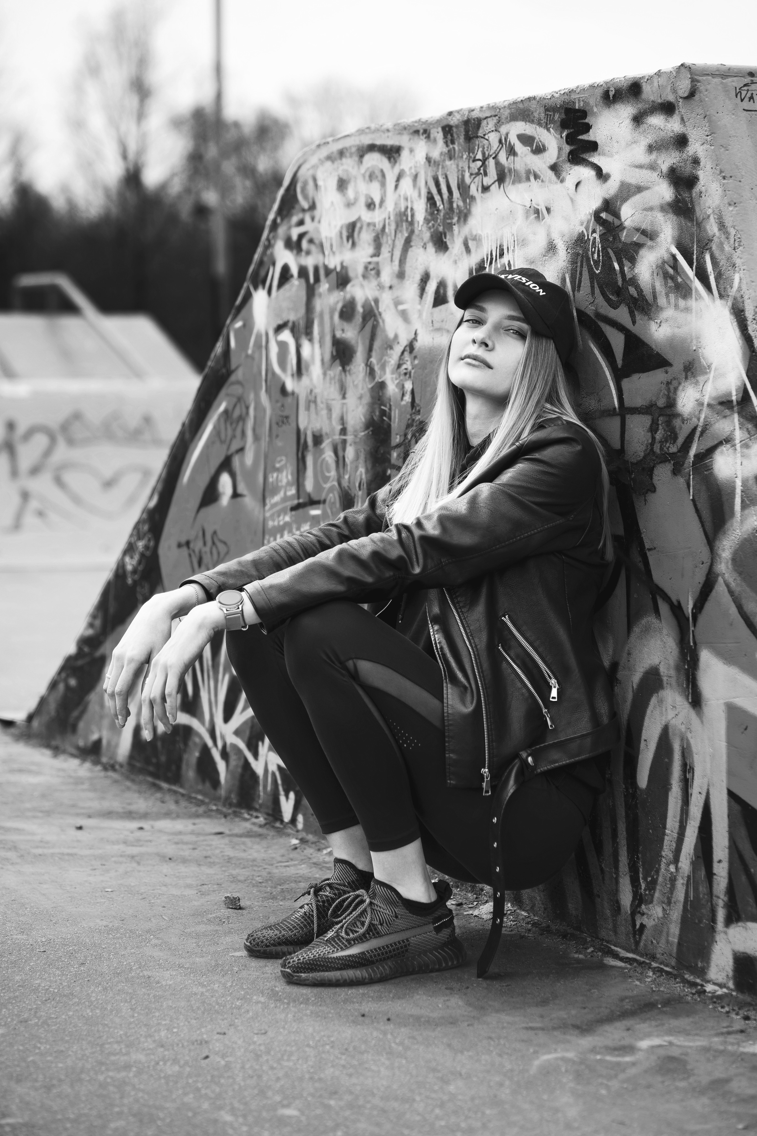 Портрет девушки в стиле гранж на фоне графити