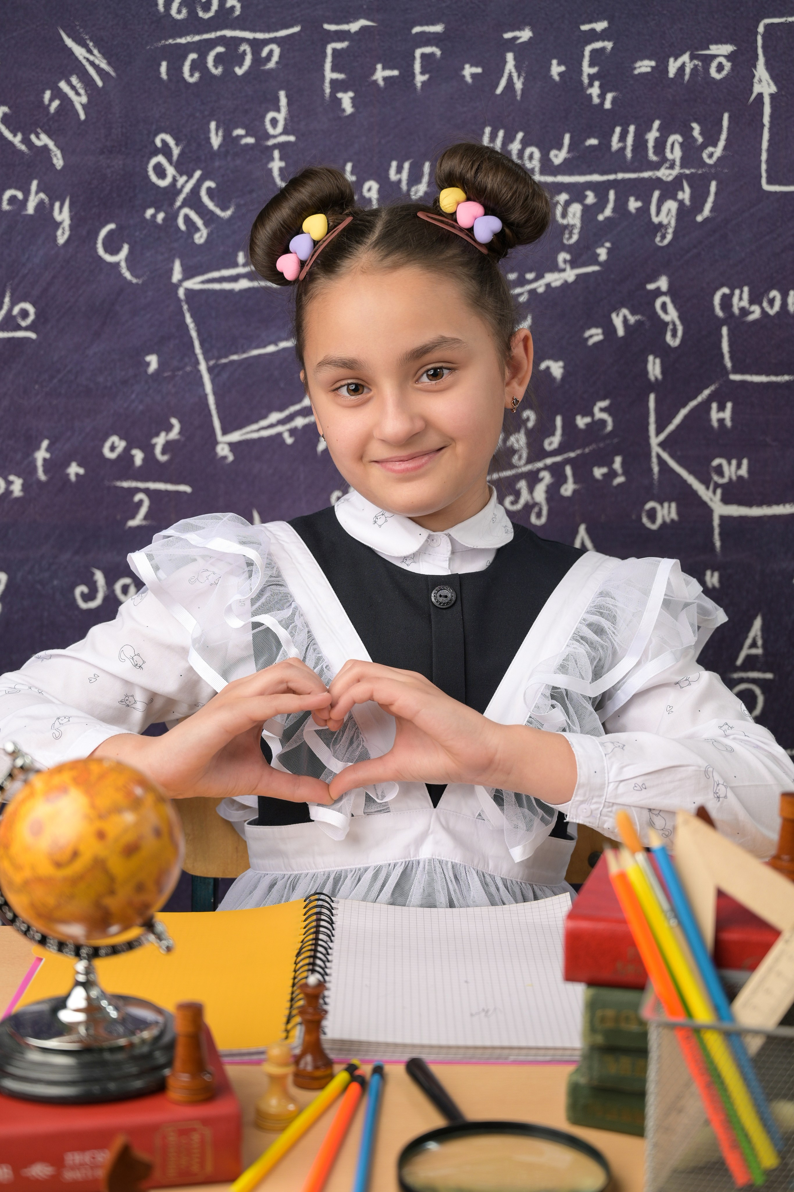 Подготовка к фотосессии младшеклассников