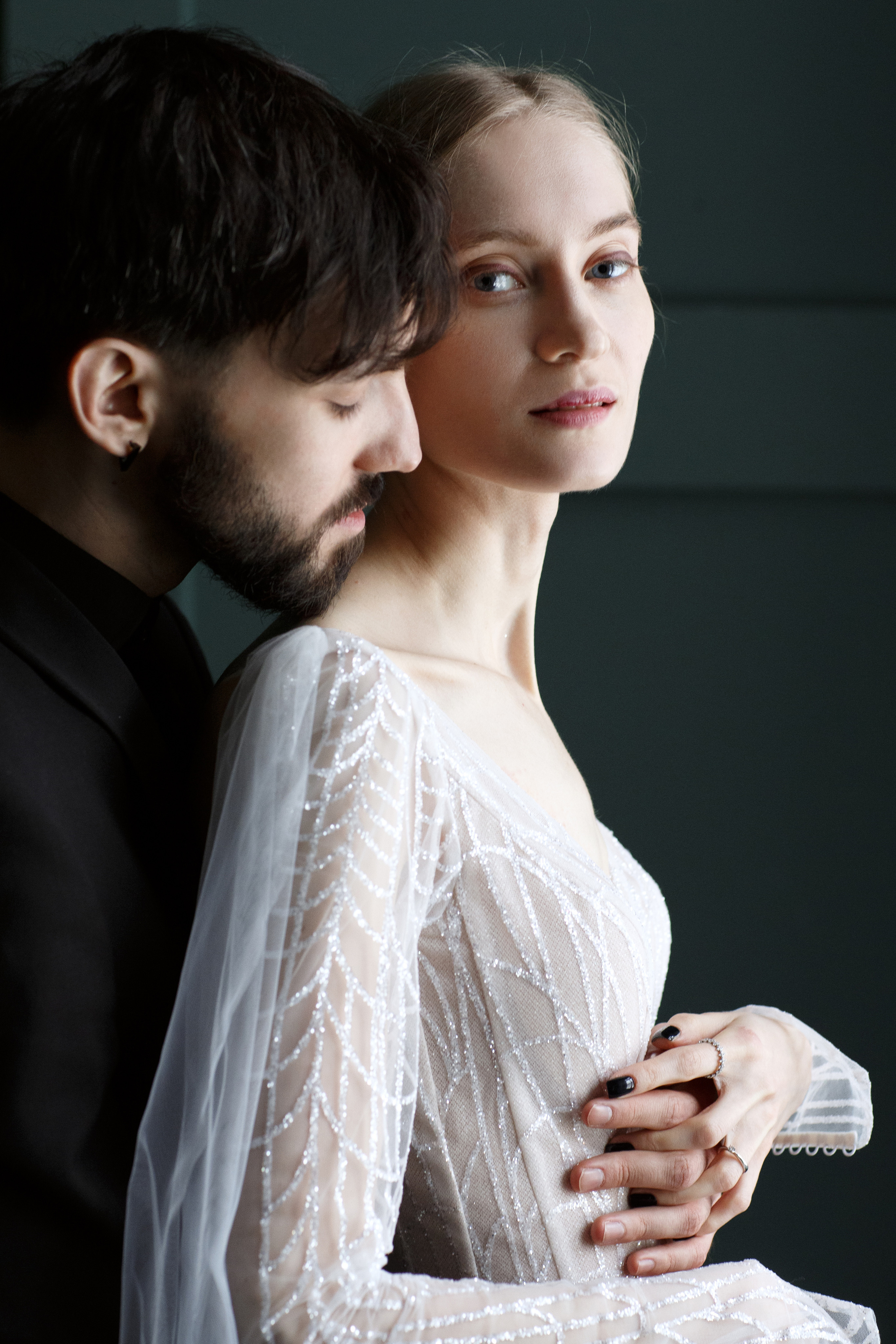 Свадебная фотосессия пары в в фотостудии
