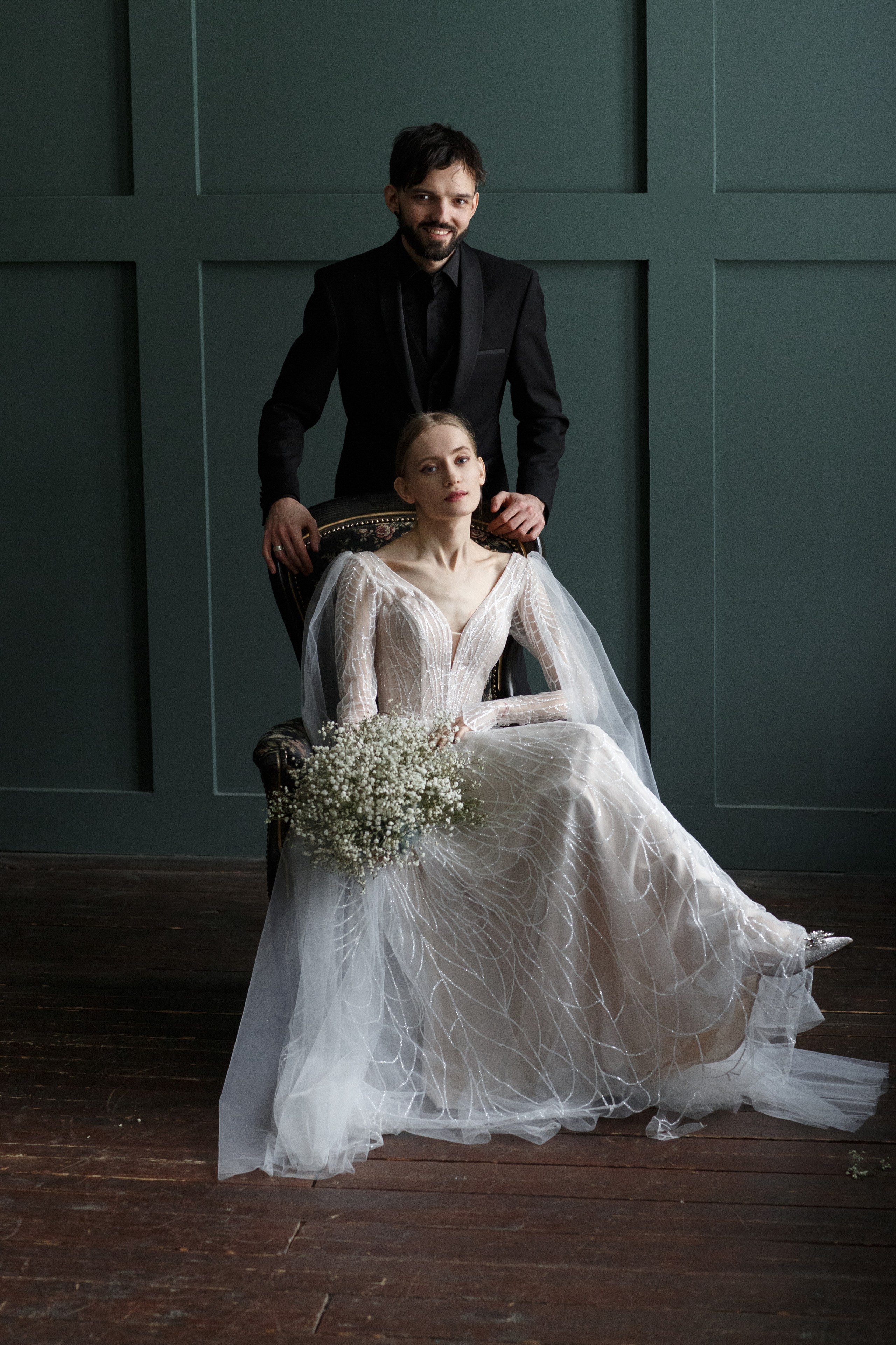 Свадебная фотосессия пары в в фотостудии