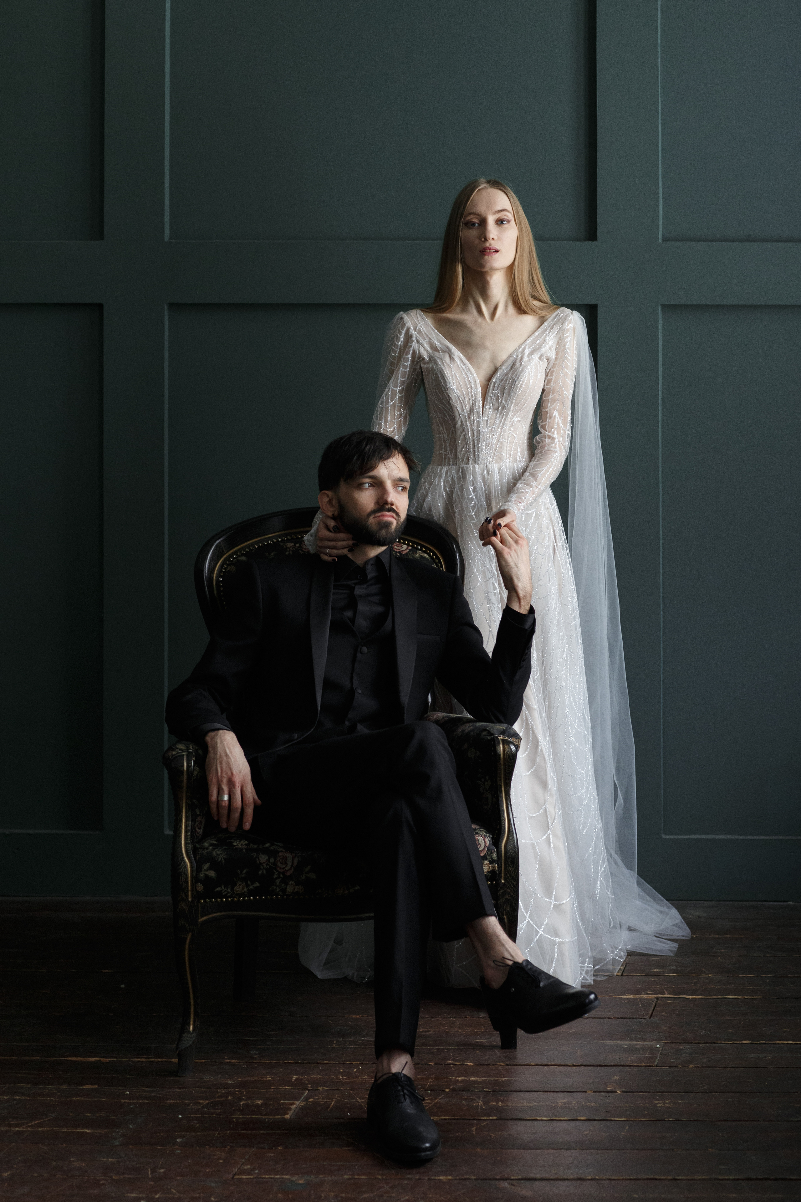 Свадебная фотосессия пары в в фотостудии